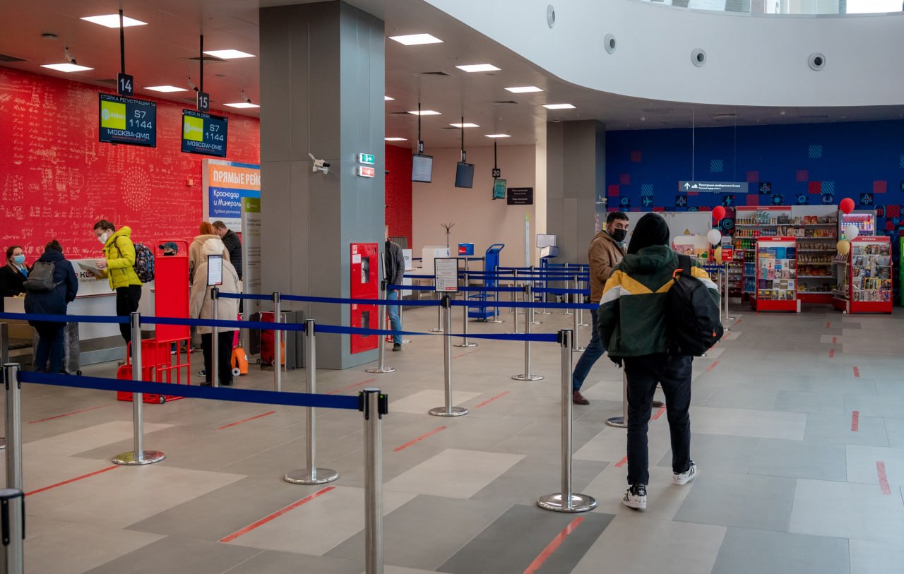 Самолет из Челябинска вылетит в Минеральные Воды с задержкой Пассажирам авиарейса Челябинск Минеральные Воды утром 27 января сдвинули время вылета почти на три часа Причиной этому стало позднее прибытие воздушного судна Согласно онлайн табло аэропорта имени Курчатова парный рейс выполняет компания Азимут Борт из Минеральных Вод должен был сесть в Челябинске в 5 45 Однако прилетел лишь в 8 31 В связи с этим обратный лайнер запланированный на 6 45 перенесли на 9 30 Подписаться на vecherchel   Поддержать Читать в Мах