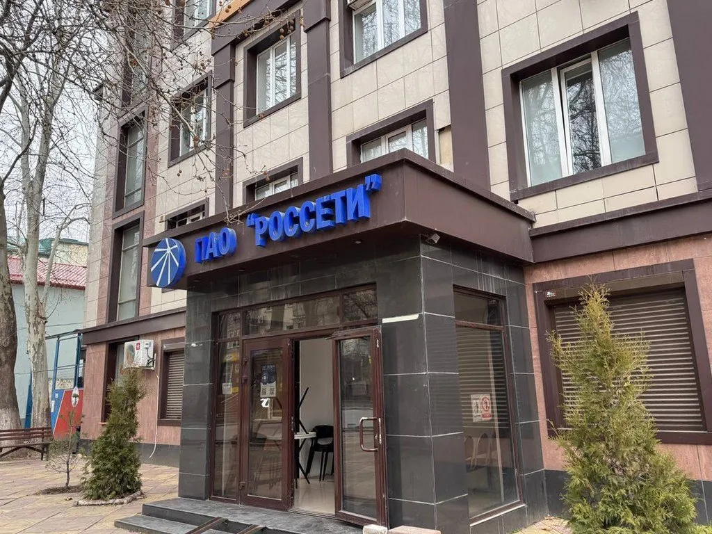 Россети получили крупный штраф за частые отключения света в Махачкале Сетевая компания ПАО Россети Северный Кавказ превысила допустимую норму отсутствия электроснабжения в жилых домах Махачкалы Об этом сообщили в дагестанском УФАС В службу поступило обращение от Государственной жилищной инспекции республики с жалобой на регулярные отключения электроэнергии у жителей домов по улице Ахметхана Султана В ходе рассмотрения дела установлено что с февраля 2025 года по январь 2026 года свет в многоквартирных домах отключали 47 раз Общее время отсутствия электроснабжения составило более 98 часов тогда как допустимая норма отключения в год 72 часа но не более 24 часов подряд Ранее сетевая компания уже привлекалась к административной ответственности за нарушение правил подключения к электросетям Повторное совершение правонарушения повлекло штраф в размере 1 млн рублей РИА Дагестан в МАХ