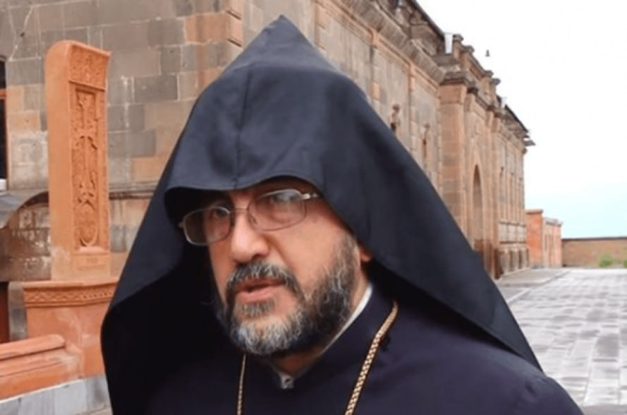 Суд в Армении рассмотрит жалобу на арест архиепископа Аджапахяна  Судья апелляционного суда Армении Ваче Маргарян планирует 30 июля огласить решение по жалобе на арест архиепископа Микаэла Аджапахяна, которого следствие обвиняет в «призывах к свержению власти», сообщает команда адвокатов священнослужителя.  Ранее он проинформировал юристов, что решение огласят 24 июля, но затем перенес дату. Маргарян обосновал это необходимостью в дополнительном изучении вопроса, загруженностью суда и предоставлением адвокатам возможности выступить с отводом судьи.  Помимо апелляционной жалобы, сторона защиты обратилась к прокурору с ходатайством об отмене ареста или избрании других мер пресечения. По словам адвокатов, оснований для содержания под стражей архиепископа нет, так как предварительное следствие по его делу завершено. Кроме того, адвокат владыки Ерем Саркисян 24 июля заявил отвод судье апелляционного суда.     • Дзен • Сайт • TikTok • Facebook • Instagram • YouTube • X/twitter