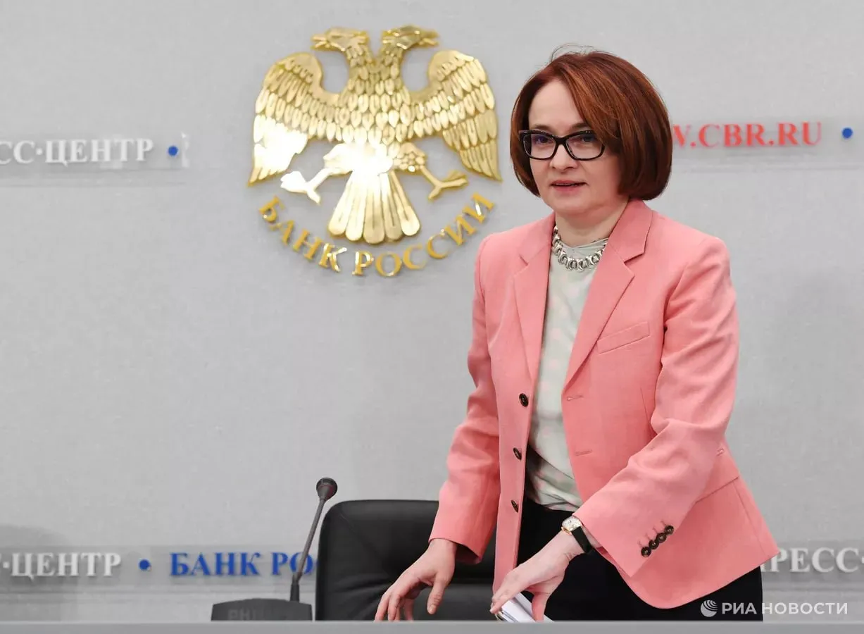 Набиуллина сравнила меры ЦБ РФ по недопущению перегрева экономики с чашей пунша которую уносят в разгар вечеринки Такой подход позволяет поддерживать финансовую и ценовую стабильность которая как раз в общественных интересах добавила она Подписаться на РИА Новости экономика