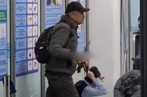 11 лет за захват заложницы в аэропорту Алматы: суд вынес приговор 67-летнему мужчине. Машрапбек Баратов, угрожавший взорвать бомбу и удерживавший сотрудницу аэропорта, осуждён на 11 лет лишения свободы. Суд признал его виновным сразу по трём статьям, включая «Захват заложника» и «Ложное сообщение о теракте». ℹ Инцидент произошёл 7 марта: мужчина с ножом набросился на сотрудницу досмотра и взял её в заложники. В критический момент вмешался пассажир Абдраим Сайранбайулы — он заговорил с нападавшим, предложил себя вместо девушки и обезвредил его. За героизм в тот же день он был награждён президентом медалью «Ерлігі үшін». Подробности на нашем сайте