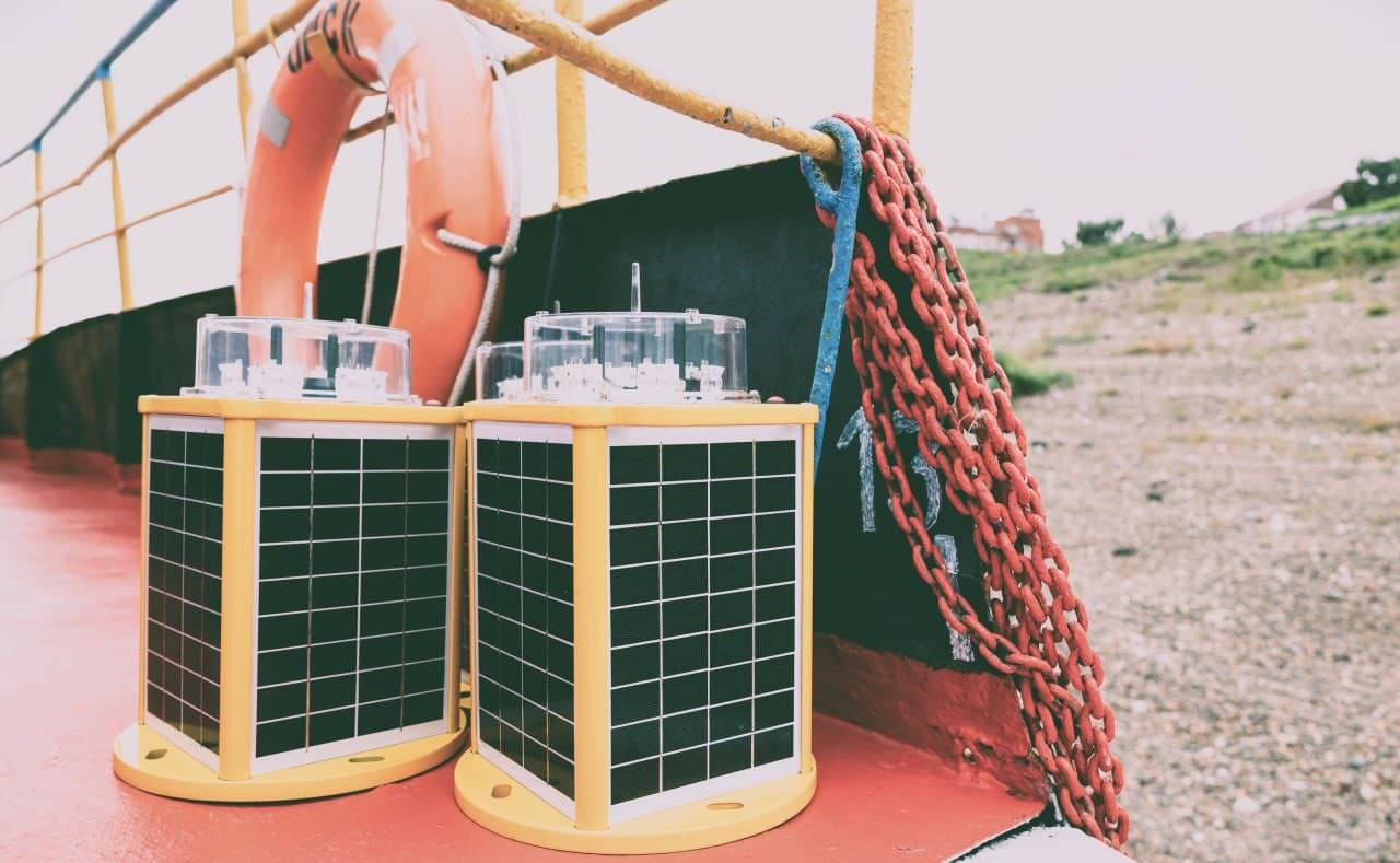 Началось серийное производство систем мониторинга и управления навигационными огнями от Росэл Инженеры томского Научно исследовательского института полупроводниковых приборов НИИПП входит в холдинг Росэл разработали систему интеллектуального мониторинга и управления навигационными огнями Изделие повысит безопасность движения судов на реках сообщили в пресс службе Ростеха В состав комплекса входят круговые навигационные огни КНО и базовая станция для приема и передачи данных на пульт диспетчера Полученная информация отображается в виде карты на которой отмечены судовые и береговые средства надводной обстановки оборудование для навигации управления судном связи и обеспечения безопасности Оператор может в удалённом режиме изменять параметры КНО  Разработка НИИПП включена в реестр Минпромторга России Холдинг Росэл начал серийное производство систем Подпишитесь на Электричку