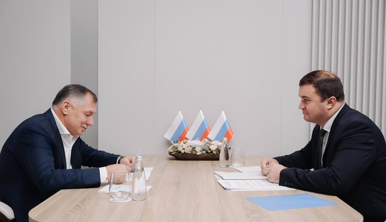 Омский губернатор Виталий Хоценко встретился с вице премьером Маратом Хуснуллиным Главной темой стало строительство Северного обхода Омска которое стартовало в начале октября В рамках проекта будут возведены два моста через Иртыш и Омь пять транспортных развязок и 19 путепроводов Новая трасса станет частью федерального маршрута Россия и существенно разгрузит городские дороги Также стороны обсудили продолжение благоустройства городской набережной Проект реализуется в рамках формирования единой концепции которую ранее поддержал президент Владимир Путин во время встречи с губернатором летом 2025 года