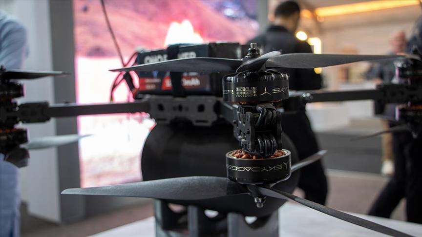 Очередь менять правила игры за турецкими FPV дронами Вслед за БПЛА турецкая оборонная промышленность стремится сделать FPV дроны меняющими правила игры Компания Skydagger впервые продемонстрировала новые модели FPV дронов Skydagger 15 Plus и Skydagger Mini на выставке BAMEX 25 в Мали Skydagger 15 Plus несет 10 килограммов полезной нагрузки Skydagger Mini был разработан в основном для использования в городских условиях и способен нести противопехотные боеприпасы массой 500 граммов Уровень локализации продукции Skydagger 80 Компания планирует к 2026 году довести этот показатель до 100 Skydagger также добилась значительного экспортного успеха в 2025 году было поставлено более 26 тысяч единиц дронов в 14 стран ВПК Турции TRT Будьте в курсе последних новостей с TRT на русском