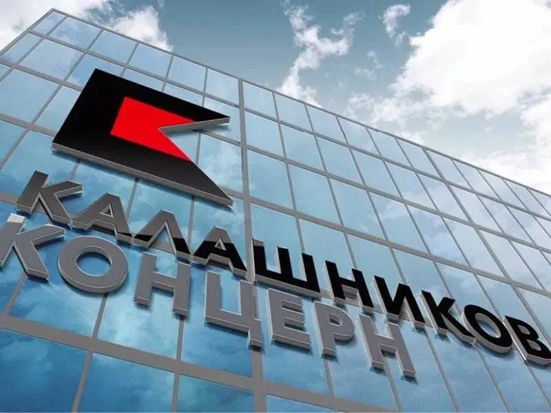 Структура концерна Калашников стала владельцем долей в нескольких компаниях связанных со швейными производствами в разных регионах Ранее она инвестировала в бывшие фабрики Gloria Jeans и комбинат Парижская коммуна Входящая в ГК Калашников компания Триада ТКО стала совладельцем десяти структур связанных со швейными производствами в Московской Владимирской Тверской Тульской и Орловской областях Это следует из информации Единого государственного реестра юридических лиц ЕГРЮЛ Всего чтобы производить военную экипировку и спецодежду пишет Forbes концерн приобрёл доли в десятках предприятий и создал крупный швейный кластер Мы в МАХ Вестник АСИЗ ОТ ПБ