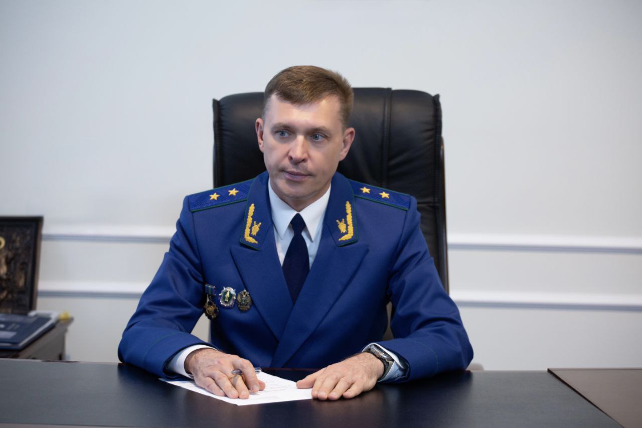 По требованию прокурора края Юрия Немкина заместитель министра здравоохранения Ставропольского края уволена в связи с утратой доверия Проведенной прокуратурой края проверкой установлено, что заместитель министра здравоохранения региона использовала свое служебное положение в личных целях. Так, в период с 2020 года по 2023 год, будучи начальником отдела в краевом минздраве, используя свой административный ресурс, чиновница давала указания работникам одной из подведомственных министерству медицинских организаций вносить не соответствующие действительности сведения в табели учета рабочего времени о якобы занимаемой ею должности врача-педиатра, на основании которых в дальнейшем незаконно получала заработную плату и трудовой медицинский стаж. По результатам рассмотрения в краевом правительстве представления прокурора региона Губернатором края госслужащая уволена в связи с утратой доверия. Ход расследования уголовного дела о превышении бывшей чиновницей должностных полномочий – на контроле прокуратуры края.