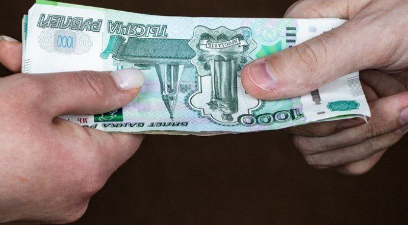 8 лет строгача и около 5 млн рублей штрафа дали полицейскому на Ставрополье за вымогательство взяток у подчинённых Согласно материалам дела, больше года экс-командир взвода батальона дорожно-патрульной службы ГИБДД Ессентуков с дислокацией в Невинномысске под угрозой проверок кошмарил требовал у подчинённых деньги. Дань начальнику составляла 1 тыс. рублей с каждой отработанной смены и 5 тыс. рублей ежемесячно с зарплаты. За счёт этого страж порядка обогатился больше чем на 4 млн рублей. Ближайшие 8 лет он проведёт в колонии строго режима, а также должен будет заплатить штраф — 4 млн 800 тыс. рублей. В курсе Новости Ставрополья предложить новость