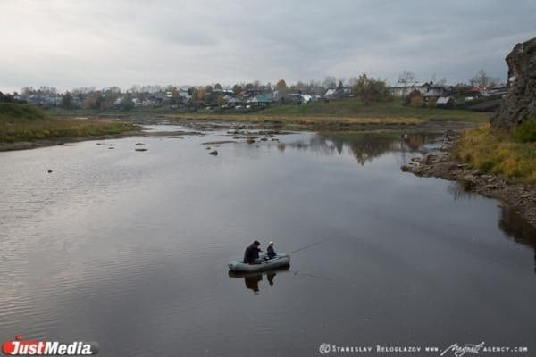 Озеру Здохня в Екатеринбурге решено дать вторую жизнь.   Мэрия приступила к разработке проекта очистки умирающего водоема. По оценкам экспертов, чтобы озеро полноценно функционировало, из него необходимо убрать 605 тысяч кубометров донных отложений.   Для очистки озера на Западной фильтровальной станции Водоканала установят центрифуги. В барабане такой машины жидкость раскручивается и под действием центробежной силы находящийся в ней осадок выпадет на стенки устройства. После этого вода по стокам возвращается в озеро, а собранную грязь вычищают. Подобный метод очистки хорош тем, что кек не нуждается в сушке, его можно сразу утилизировать.   После очистки Здохни центрифуги можно будет использовать для очистки других вдоемов.  Специалисты уже провели осмотр и анализ озера. По плану, весь процесс очистки Здохни займет три года.