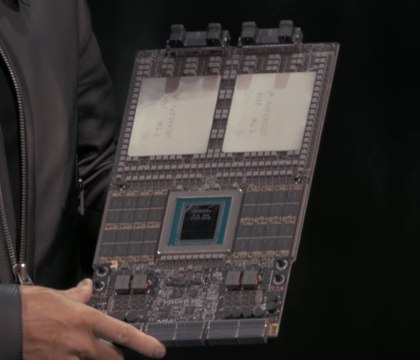 NVIDIA показала систему Vera Rubin и рассказала о возвращении производства в Америку NVIDIA проводит презентацию GTC посвященную достижениям в области AI На мероприятии глава компании Дженсен Хуанг впервые вживую показал платформу Vera Rubin и рассказал о последних достижениях NVIDIA Vera Rubin это третье поколение гибридных платформ NVIDIA для серверов ИИ