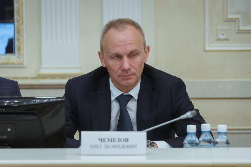 Свердловский экс вице губернатор Чемезов вызван на допрос Уже бывшего вице губернатора Свердловской области Олега Чемезова вызвали на допрос в МВД в качестве свидетеля Чемезов подтвердил эту информацию E1 Нельзя исключать что Олега Чемезова также могут задержать Он с таким предположением согласен так передаёт издание настрой Чемезова перед допросом Перспектива задержания не радует Чемезова ранее под домашний арест была отправлена его бывшая супруга семейные счета арестованы а сам экс чиновник проходит соответчиком по иску Генпрокуратуры к олигархам Бикову и Боброву Если меня задержат дети останутся без надзора Я специально уволился чтобы детей в школу возить и забирать их продукты в магазине покупать Если меня выключат из этого процесса то что будет с детьми Но не пойти я не могу потому что привык соблюдать закон заявил Олег Чемезов История с Чемезовым получила неожиданное продолжение urallive