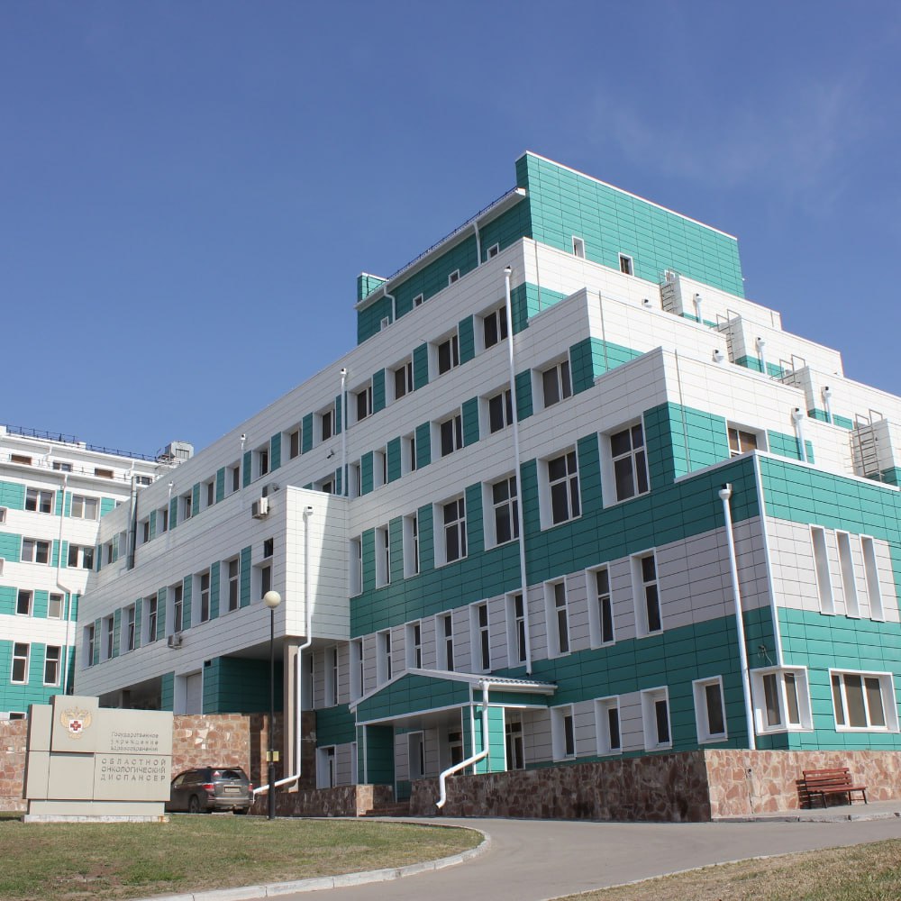 Иркутский областной онкодиспансер сменил главврача Роман Зубков, ранее занимавший пост, ушел с должности. Об этом ИА «Альтаир» сообщили в минздраве региона. Новость об этом облетела СМИ и соцсети, где утверждалось, что Зубкова «сняли» с поста. В министерстве здравоохранения Прибайкалья отмечают, что формулировка не уместна, так как у экс-главврача онкологического диспансера истек срок трудового договора. Отмечается, что Зубков продолжает оставаться главным внештатным онкологом минздрава региона. С 6 мая обязанности главврача Иркутского областного онкодиспансера исполняет Максим Куренной. ГБУЗ "Областной онкологический диспансер"