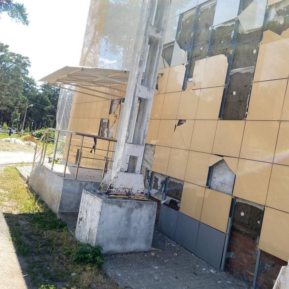 При атаке дрона на больницу в Шебекино ранена сотрудница. У пострадавшей минно-взрывная травма и баротравма. В здании повреждены остекление и фасад. Подписаться на «Пепел»