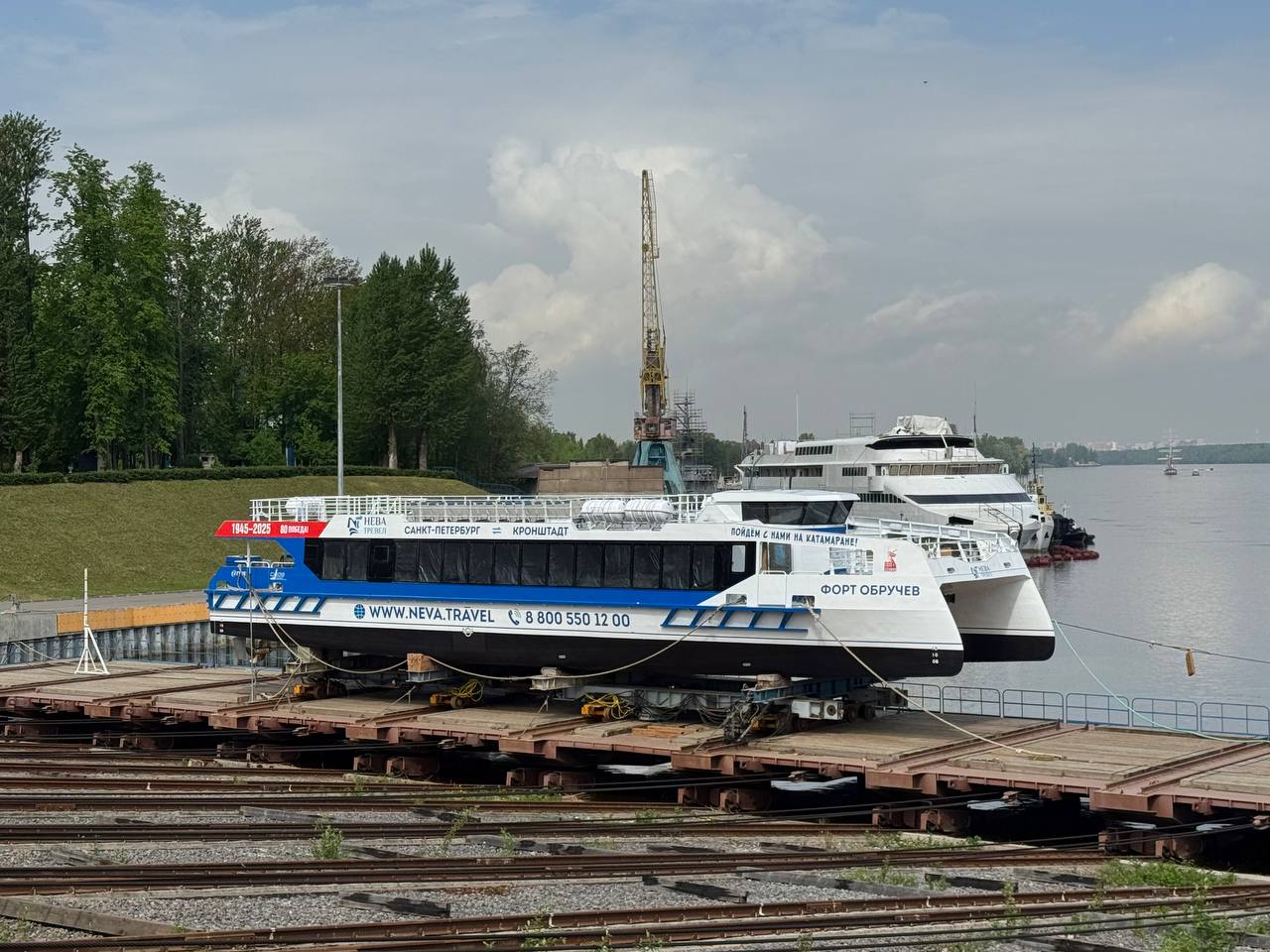 В Петербурге спустили на воду пятый катамаран проекта «Котлин» Пятый катамаран проекта 04580 «Котлин» – «Форт Обручев», торжественно спустили на воду на Средне-Невском судостроительном заводе СНСЗ, входит в Объединенную судостроительную корпорацию 30 мая, передает корреспондент «Ведомости Северо-Запад». Катамаран построен для судоходной компании «Нева тревел». Новое судно будет курсировать вокруг фортов Кронштадта. «Катамаран «Форт Обручев» в июле месяце будет введен в полноценную эксплуатацию и повезет своих первых пассажиров. Вопрос обновления флота в Санкт-Петербурге очень важен», – сказал генеральный директор «Нева Тревел» Юрий Набатов. : «Нева Тревел» Подпишитесь на «Ведомости Северо-Запад»