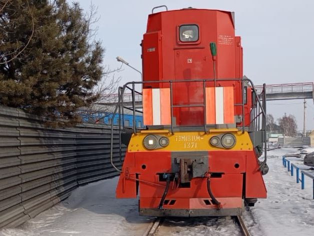 В Кемеровской области-Кузбассе проводится доследственная проверка по факту схода тепловоза на станции Белово   По предварительным данным, утром 10 марта 2025 года при проведении маневровых работ на станции Белово Западно-Сибирской железной дороги в Кемеровской области-Кузбассе произошел сход с пути тепловоза без его опрокидывания.    Размер ущерба и обстоятельства происшествия устанавливаются. Пострадавших нет.   Кемеровским следственным отделом на транспорте Восточного МСУТ СК России проводится доследственная проверка по признакам преступления, предусмотренного ст. 263 УК РФ  нарушение правил безопасности движения и эксплуатации железнодорожного транспорта .   В настоящий момент следователями и следователями-криминалистами следственного управления проводится комплекс проверочных мероприятий, направленных на установление  обстоятельств произошедшего.