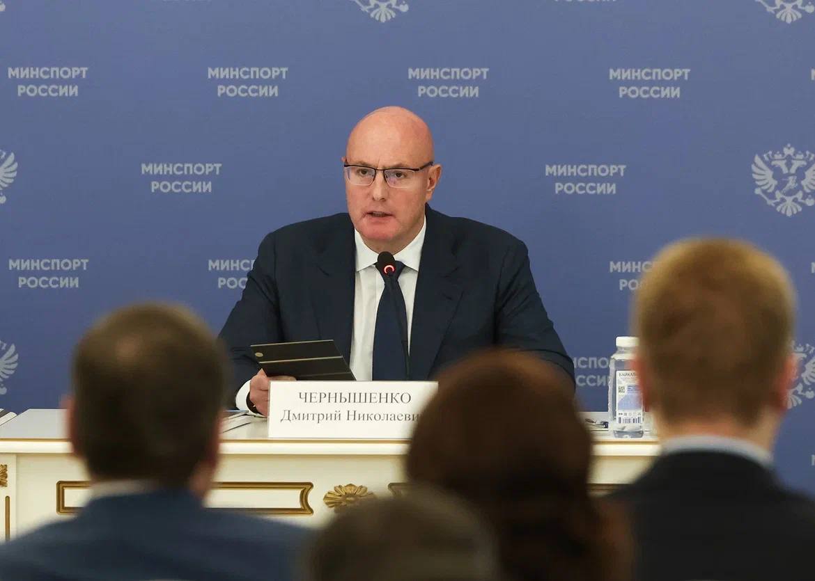 Дмитрий Чернышенко и Михаил Дегтярев вручили государственные и ведомственные награды в сфере спорта Заместитель Председателя Правительства Дмитрий Чернышенко и министр спорта, президент Олимпийского комитета России Михаил Дегтярев провели итоговую коллегию Минспорта России. «Несмотря на внешние вызовы, отрасль поступательно развивалась. По состоянию на июнь 2025 года почти 61% наших граждан вовлечен в регулярные занятия физической культурой и спортом. Это основной показатель эффективности государственной политики, которую определил наш глава государства. Напомню, что по поручению Президента Владимира Владимировича Путина он должен составлять не менее 70% к 2030 году», – сообщил вице-премьер. Главное: В 2024 году в России прошло 645 международных и почти 3 тыс. национальных соревнований. Развиваются новые форматы. В России проведены Игры БРИКС и Игры будущего, которые объединили участников из 116 стран в состязаниях по 21 фиджитал-дисциплине. Развиваются адаптивные виды спорта, в том числе для ветеранов СВО. В 2024 году для них было проведено 11 спортивных соревнований. В 2025 году начала работу комплексная госпрограмма в сфере спорта. В рамках нее будет построено не менее 350 спортивных объектов, усилена поддержка детских секций и тренеров. По данным Росстата, общие затраты на развитие спорта в стране составили 700 млрд рублей. Дмитрий Чернышенко и Михаил Дегтярев вручили государственные и ведомственные награды в сфере спорта. Новости Правительства России