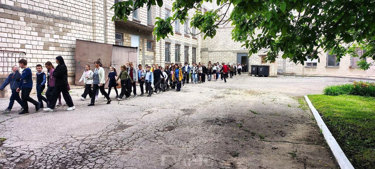 ЭВАКУАЦИЯ, ПОЖАР, УЧЕНИЯ Бендерские пожарные успешно справились с условным возгоранием в восемнадцатой школе. Это – пожарно-тактические учения. По легенде в классе на втором этаже произошло короткое замыкание и началось возгорание. С эвакуацией администрация школы справилась на отлично. 650 человек благополучино вышли на улицу. Всё четко и по правилам. Бороться с условным пожаром прибыли два расчёта и спасатели. А вот, фотоотчет Пресс-служба ГУпЧС МВД ПМР