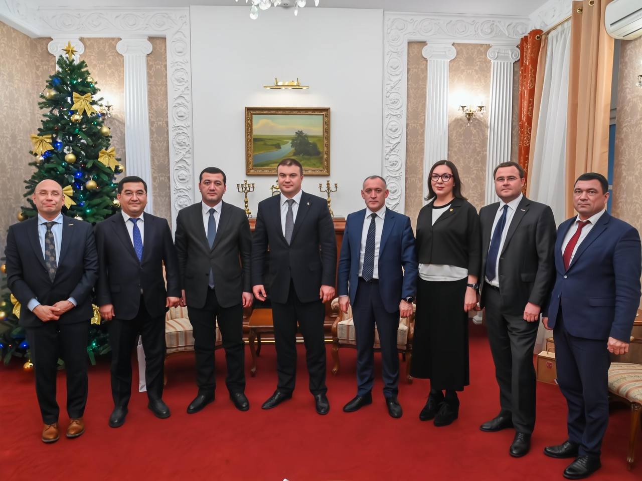 Во время недавней рабочей поездки в Узбекистан в составе делегации Российской Федерации принимал участие в работе межправительственной комиссии в рамках которой проходила встреча с Президентом Республики Узбекистан Шавкатом Миромоновичем Мирзиёевым и Первым заместителем Председателя Правительства России Денисом Валентиновичем Мантуровым с представителями бизнес сообщества Наш регион был представлен компанией ОмЗИТ По результатам встречи было принято решение о создании в Бухаре инжинирингового центра а также частичной локализации производства Омского завода инновационных технологий на территории Узбекистана Сегодня узбекистанская делегация во главе с хокимом Бухары Курбоном Ибрагимовичем Турсуновым прибыла в Омск обсудили конкретные шаги и сроки реализации по обоим проектам Важно что омские предприятия готовы работать совместно с коллегами из Узбекистана и участвовать в модернизации энергетической инфраструктуры страны Виталий Хоценко в МАХ