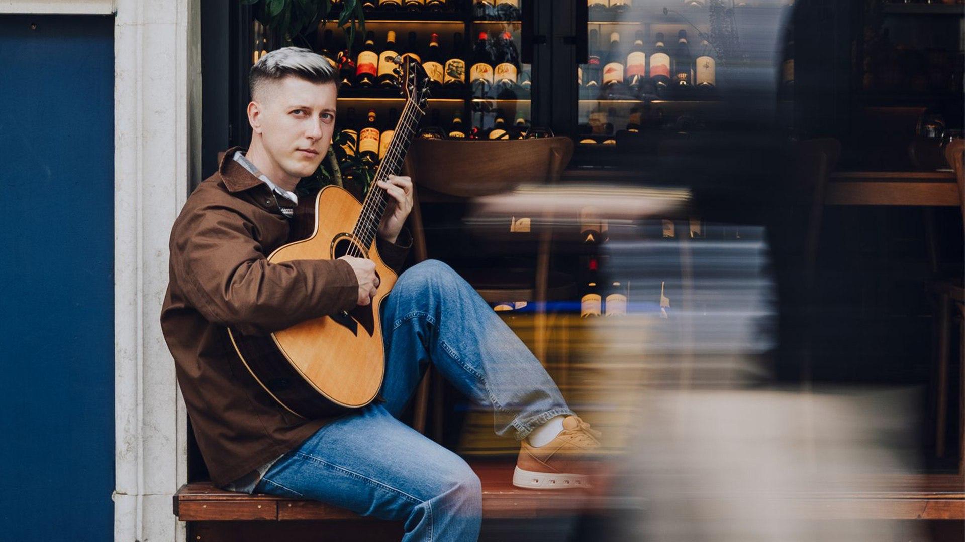 Комсомольчанин поборется за полмиллиона рублей в шоу Ярче звёзд В субботу в 21 00 на ТНТ выйдет новый выпуск музыкального шоу Ярче звёзд в котором талантливые люди перевоплощаются в известных артистов со всего мира исполняя популярные песни В число участников выпуска вошёл Степан Юрлов инженер путей сообщения из Комсомольска на Амуре Степан пришёл в проект за новыми впечатлениями опытом и конечно за возможностью выиграть главный приз 500 тысяч рублей Совсем недавно у мужчины родился второй ребёнок что тоже послужило мотивацией к участию В случае победы денежный приз он планирует потратить на семейное путешествие в Лондон на концерт группы Coldplay В шоу Ярче звёзд между собой соревнуются четыре команды по три участника в каждой Их главная задача совместными усилиями показать разные образы одного и того же исполнителя продемонстрировав все грани таланта как собственного так и их кумира Участник который справится с этой задачей лучше остальных полмиллиона рублей и возможность принять участие в суперфинале Фото Полины Кильстин Старцевой Komcity в Max Афиша в Max