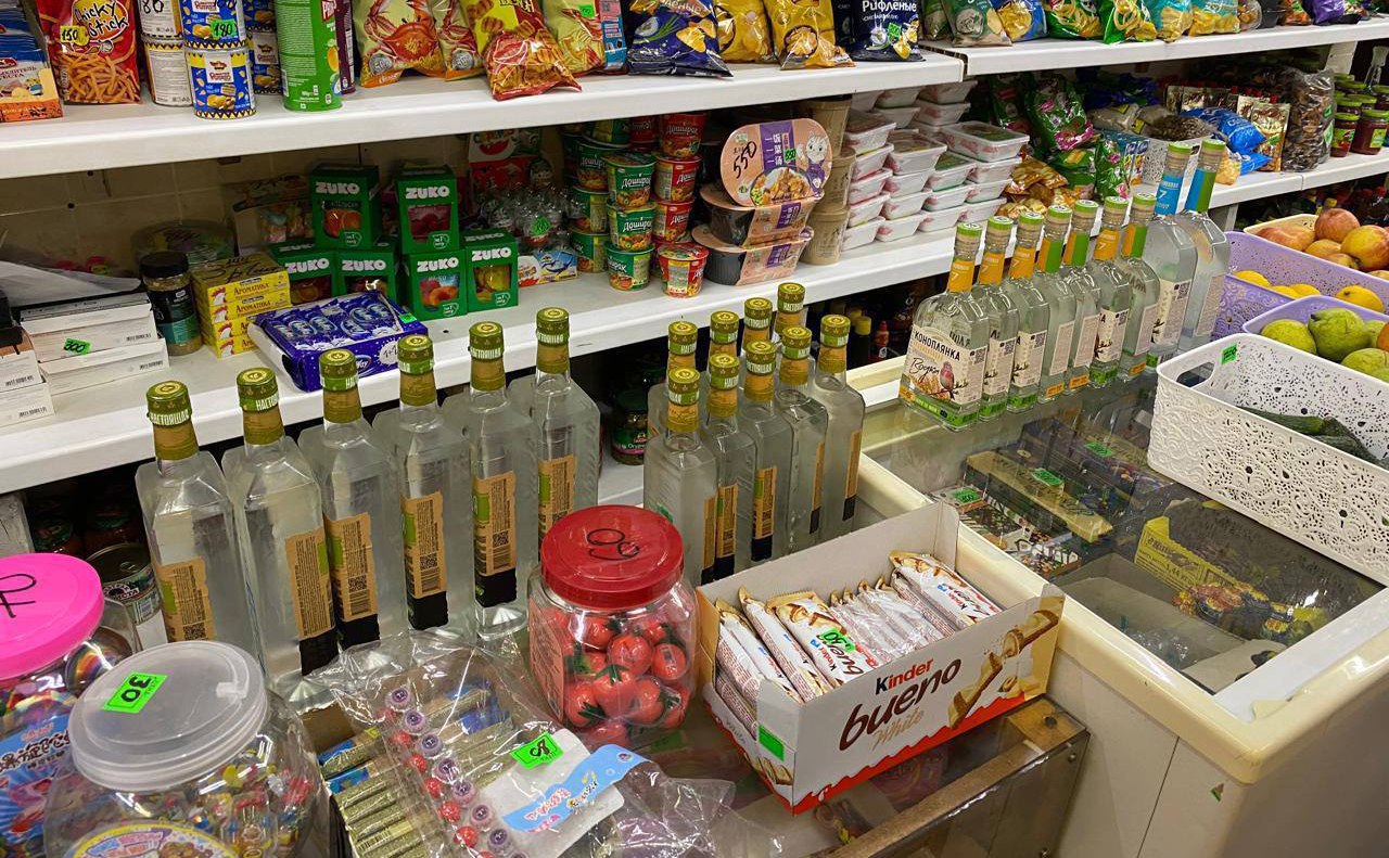 Торговлю алкоголем без лицензии прикрыли на севере Камчатки Предпринимателю грозит до 3 лет колонии Владельца магазина из села Тымлат Карагинского района уличили в продаже алкоголя без лицензии Он приобрёл в Петропавловске более 700 бутылок спиртного которые затем выставил на прилавок в своей торговой точке рассказали ИА Камчатское время в пресс службе прокуратуры Подробности по ссылке kamtime ru article 8cadf664 e940 458b a4c9 3f4888d22a4e