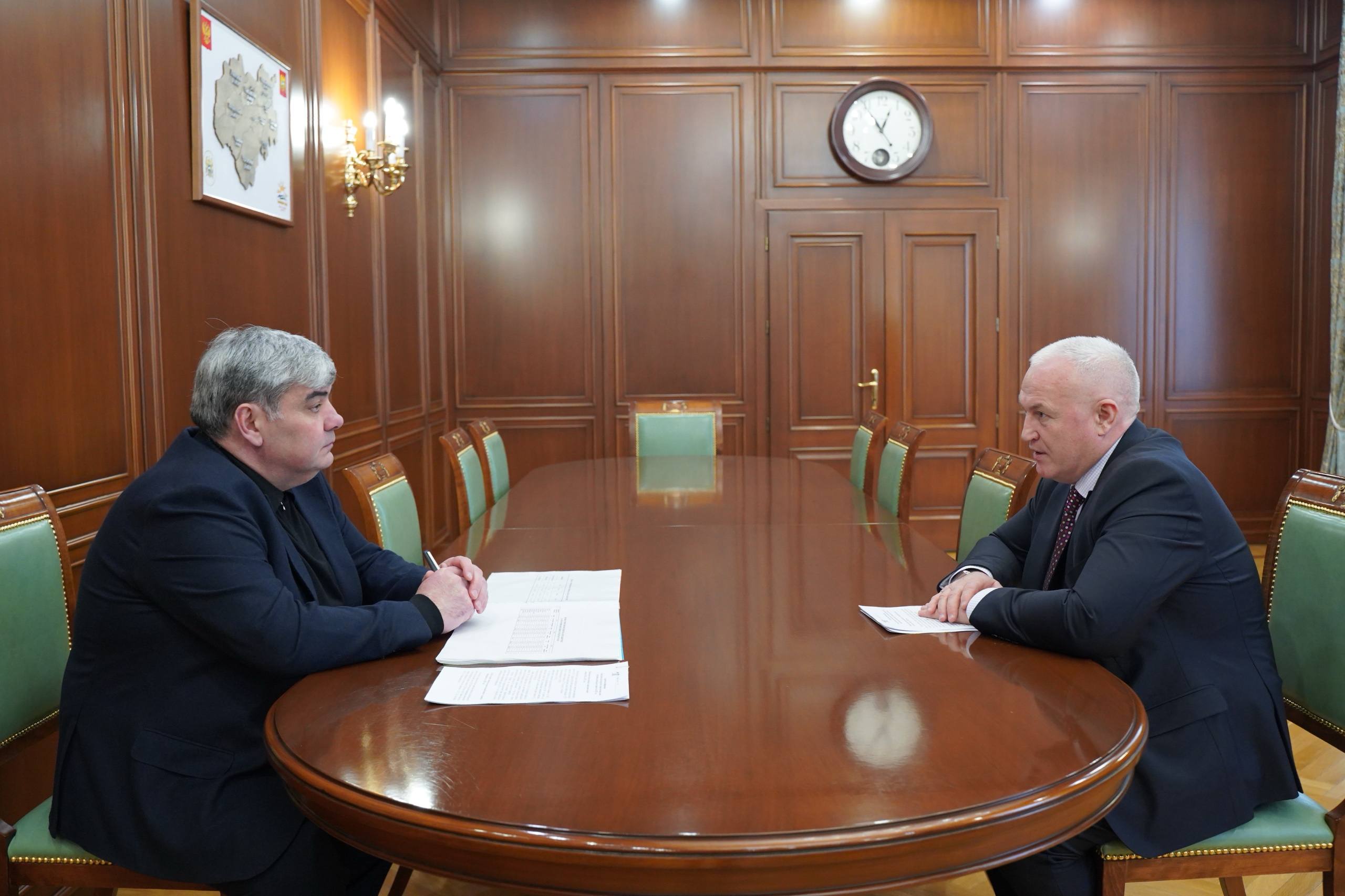 Провел рабочую встречу с генеральным директором некоммерческого фонда Региональный оператор капитального ремонта многоквартирных домов в Кабардино Балкарской Республике Мустафиром Кулиевым В 2026 году работа по капитальному ремонту многоквартирных жилых домов будет продолжена Планируется привести в порядок 163 дома Общая сумма предусмотренных для этого средств составляет более 1 1 миллиарда рублей Сюда входит ремонт крыш в 124 домах фасадов в 14 домах инженерных систем в 26 и другое Также на предстоящие три года запланирована замена 30 лифтов и лифтового оборудования в 14 МКД Работы на объектах прошлого года реализованы Комплексный ремонт проведен в 26 многоквартирных домах ремонт кровли в 41 м Отмечу что на хорошем уровне организована работа по взносам граждан в Фонд капитального ремонта МКД чему немало способствуют обратная связь с жителями и меняющийся в лучшую сторону облик многоквартирных домов