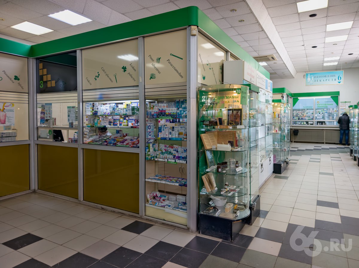 Почему люди не могут получить в аптеках льготные лекарства объяснила замгубернатора По словам Татьяны Савиновой очереди возникают не из за дефицита препаратов а из за сложностей с выдачей У нас нет закрепления за аптеками Пациент сейчас может прийти и свой льготный рецепт отоварить в любой аптеке И поэтому приготовить заранее не получается Например если мы понимаем что тысяча пациентов прикреплены к какой то аптеке Тогда мы можем сложить сразу один препарат второй третий приготовить по фамилиям и вот они уже лежат готовые и мы только выдаем рассказала Савинова Сейчас фармацевты ищут пациента в базе затем препарат на складе и после этого выдают лекарство По словам Савиновой из за этого создаются очереди В загруженные точки направляют студентов фармацевтического колледжа и коллег из других аптек Так процесс ускоряется добавила Савинова   Новости из Екатеринбурга