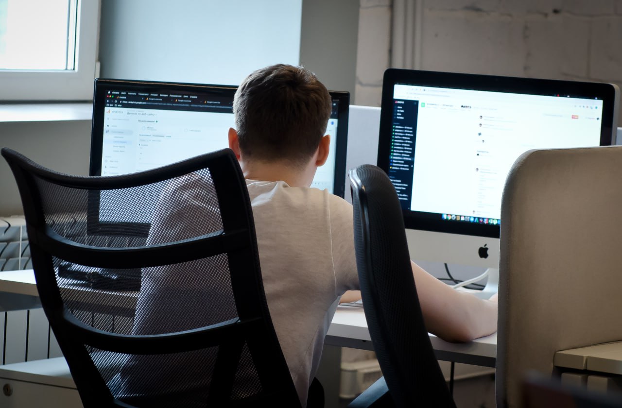 Каждый пятый южноуралец использует нейросети в работе Эксперты платформы по поиску работы выяснили что 21 жителей Челябинской области уже применяют искусственный интеллект для решения рабочих задач Причём делают это регулярно 37 пользователей обращаются к нейросетям ежедневно 43 несколько раз в неделю Чаще всего ИИ помогает южноуральцам искать нужную информацию 56 готовить письма и сообщения для коллег и клиентов 44 анализировать большие объёмы данных 39 и вылавливать ошибки в текстах и коде 29 Каждый четвёртый использует нейросети для подготовки презентаций копирайтинга написания кода или дизайна Есть и те кто автоматизировал с помощью ИИ обработку заявок обслуживание клиентов и даже прогнозирование аварий на производстве При этом 51 опрошенных пока не используют нейросети но хотели бы научиться Ещё 11 уверены что в их профессии ИИ неприменим а 17 просто не хотят им пользоваться Интересно что искусственный интеллект востребован у всех возрастных групп Почти каждый второй работник старше 55 лет тоже хотел бы освоить нейросети это говорит о растущем запросе на цифровые навыки даже среди опытных специалистов Подобная ситуация это маркер неизбежной цифровой трансформации рынка труда Причём показательно что ИИ востребован во всех возрастах включая специалистов старше 55 лет Страха перед технологиями нет есть запрос на компетенции говорит главный редактор Полит74 Григорий Макеев По его мнению дальнейшее развитие специалистов будет идти по пути гибридизации базовые рутинные задачи поиск черновики анализ всё чаще будет брать на себя ИИ а человек сосредоточится на творчестве стратегии и контроле Тот кто не освоит нейросети в ближайшие 2 3 года рискует проиграть в производительности и конкурентоспособности заявляет главред Читайте нас в Телеграм в MAX в VK