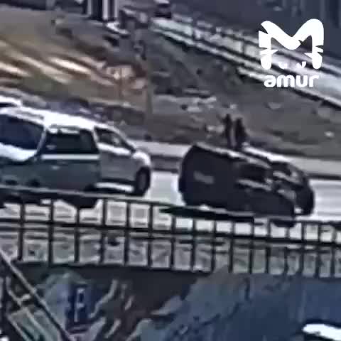 Во Владивостоке мальчик провалился в люк, но был спасен очевидцами