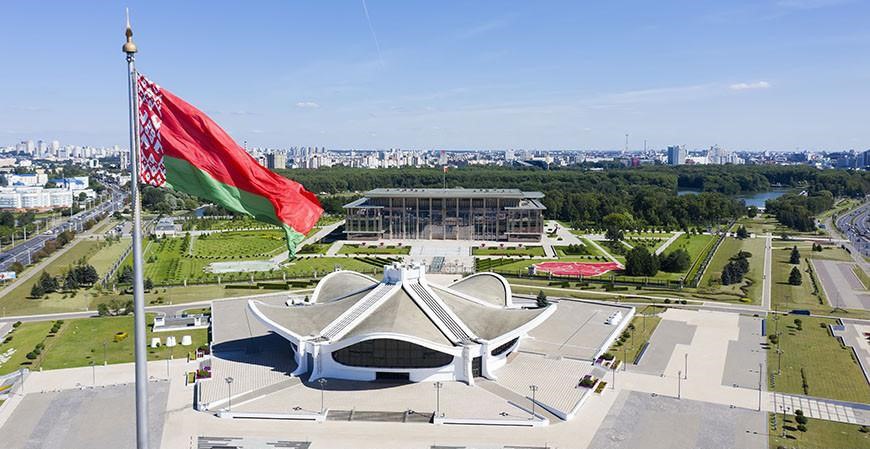 Создана рабочая группа по доработке проекта Программы социально экономического развития Республики Беларусь на 2026 2030 годы Соответствующее распоряжение подписал Президент Беларуси Александр Лукашенко В ее состав включены делегаты Всебелорусского народного собрания действующие и бывшие руководители органов государственной власти организаций реального сектора экономики научных и общественных организаций Руководителем назначен Председатель Правления Национального банка Роман Головченко Рабочей группе поручено совместно с Правительством доработать проект Программы социально экономического развития на 2026 2030 годы и доложить о нем Главе государства В последующем документ будет вынесен на рассмотрение Всебелорусского народного собрания