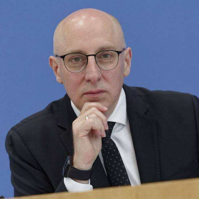Синан Селен турецкого происхождения назначен главой контрразведки Германии Это первый случай в истории страны когда иммигрант был назначен главой службы безопасности
