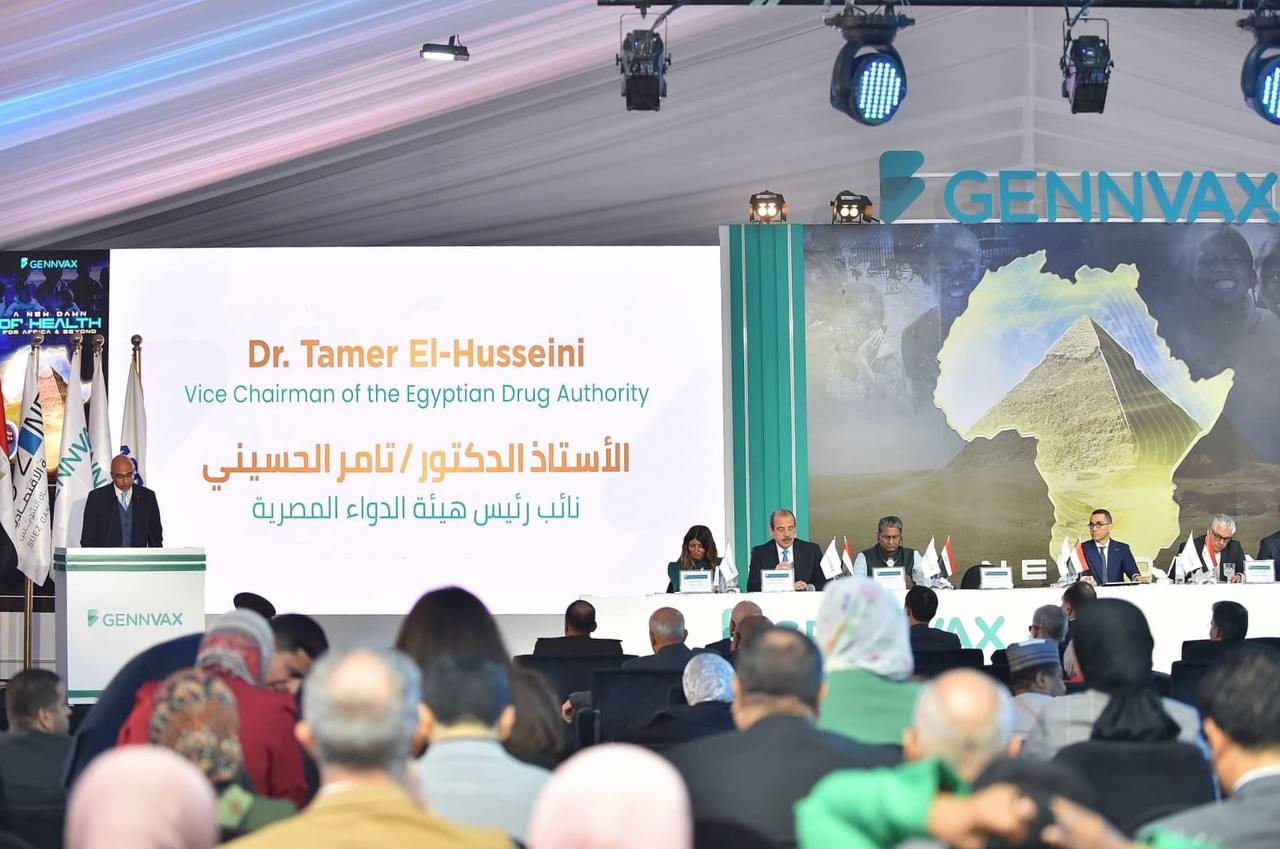 В Египте построят крупнейший в стране завод по производству вакцин и сывороток Genvax Завод построят на площади 50 тыс кв м в промзоне Суэцкого канала Инвестиции в проект превысили 150 млн долларов Предприятие будет производить 29 вакцин и биологических препаратов по соглашениям о трансфере технологий с 15 международными партнерами Годовая мощность достигнет 270 млн доз на одну производственную линию а число рабочих мест составит от 500 до 700 Будет создана Академия Genvax Проект Genfax является одним из стратегических проектов отражающих видение египетского государства в поддержке и локализации жизненно важных фармацевтических отраслей а также в содействии здравоохранению и экономической безопасности отметил заместитель председателя управления по контролю за лекарственными средствами Египта Тамер аль Хусейни Африканская инициатива Подписаться