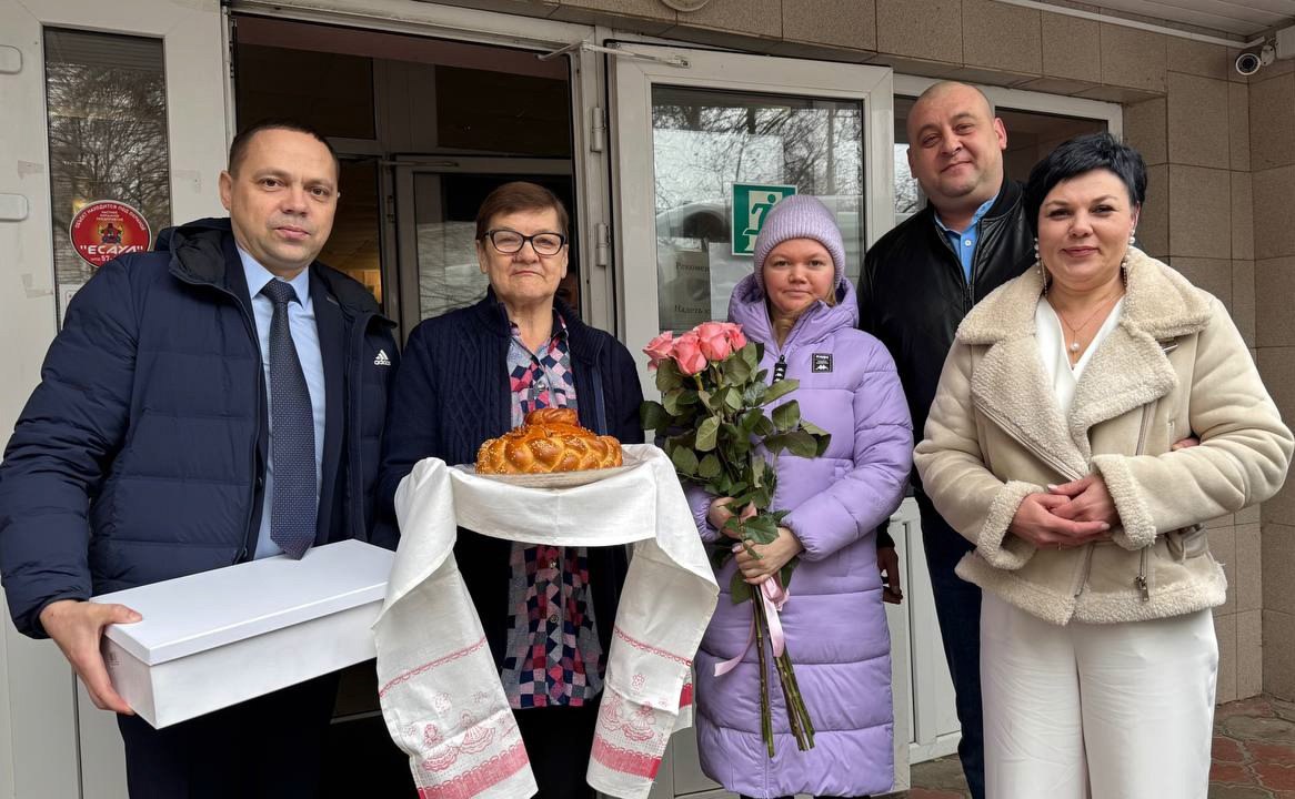 В пункте временного размещения граждан, который курирует региональное Министерство правового обеспечения, отметили свадьбу. Александр познакомился с Натальей в ПВР в Курске, куда переехал из Суджи. Спустя несколько месяцев молодые люди решили узаконить свои отношения.  Сотрудники Министерства правового обеспечения региона приехали в пункт временного размещения, чтобы поздравить новобрачных с таким значимым событием в их жизни. В ПВР Александра и Наталью по русскому обычаю встречали с караваем.  От имени коллектива министерства паре пожелали любви, взаимопонимания, мира и семейного благополучия. #Курск #Закон46