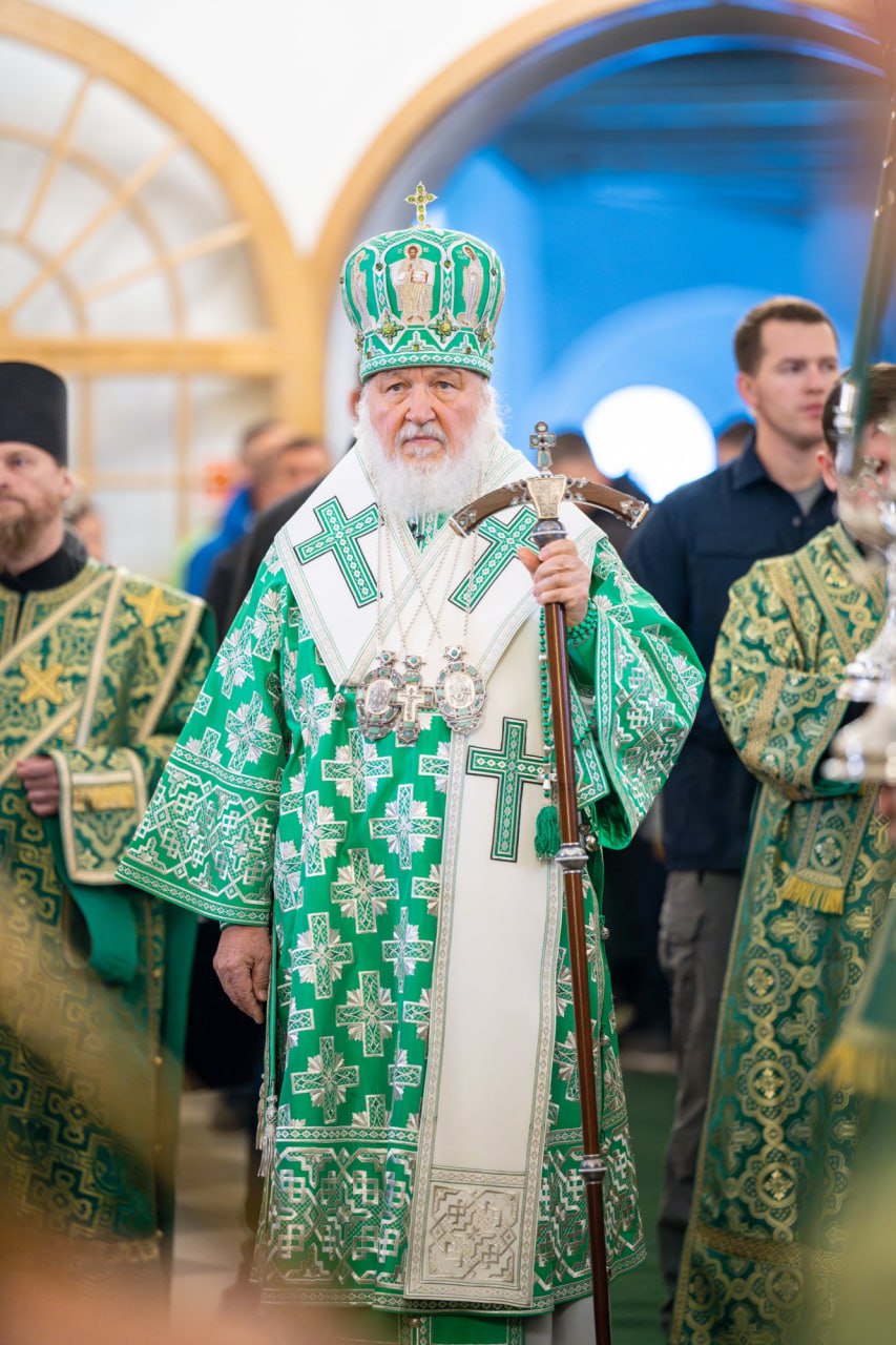 Патриарх Кирилл выразил соболезнования в связи с трагедией в Копейске Он обратился к губернатору Челябинской области Алексею Текслеру родным и близким погибших и пострадавших митрополиту Челябинскому и Миасскому Алексию Болью в моем сердце отозвалось известие о взрыве на одном из предприятий Копейска Выражаю искреннее сочувствие семьям погибших и пострадавших в результате трагедии Уверен что органы региональной власти примут все необходимые меры для расследования обстоятельств происшедшего и окажут помощь семьям погибших и пострадавшим Со своей стороны священнослужители Челябинской епархии Русской Православной Церкви готовы поддержать тех кто нуждается в пастырской заботе и утешении отметил патриарх Московский и всея Руси Кирилл пресс служба патриарха Подписаться Прислать новость Подпишись на МАХ