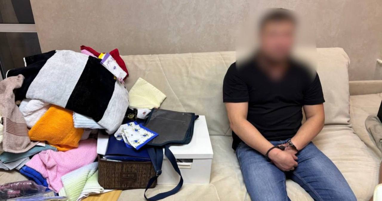 Житель Саранска пытался похитить у страховых компаний более 10 миллионов рублей выдумывая смертельные ДТП По данным регионального управления ФСБ мужчина в течение трёх лет делал поддельные документы об авариях Он предоставлял страховщикам копии паспортов свидетельства о смерти и бумаги о похоронах Общая сумма заявленных выплат превысила 10 миллионов рублей Из них мошеннику удалось получить 3 3 миллиона Всего выявлено более 20 эпизодов обмана Для каждого случая он использовал разные банковские карты оформленные на подставных лиц Во время обыска в его квартире нашли банковские карты телефоны почти миллион рублей наличными поддельные бланки и печати а также базу данных клиентов страховых компаний Уголовное дело передано в суд Читайте нас в MAX Подписаться на канал