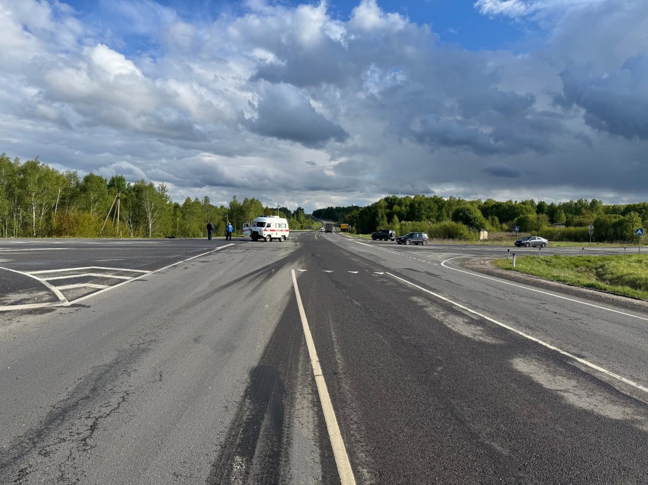 Под Орлом скорая помощь попала в ДТП. Травмированы, к счастью не критично, два фельдшера. Согласно сводке орловской ГАИ, медицинский УАЗик двигался по второстепенной дороге «Нарышкино – Большое Сотниково» и у перекрестка с главной дорогой Обход Нарышкино столкнулся с «Вольво» с полуприцепом. На месте помощь никому не понадобилась, но спустя некоторое время к медикам обратились два фельдшера скорой помощи, женщины 57 и 39 лет, им назначено амбулаторное лечение. Фото: Орловской Госавтоинспекции