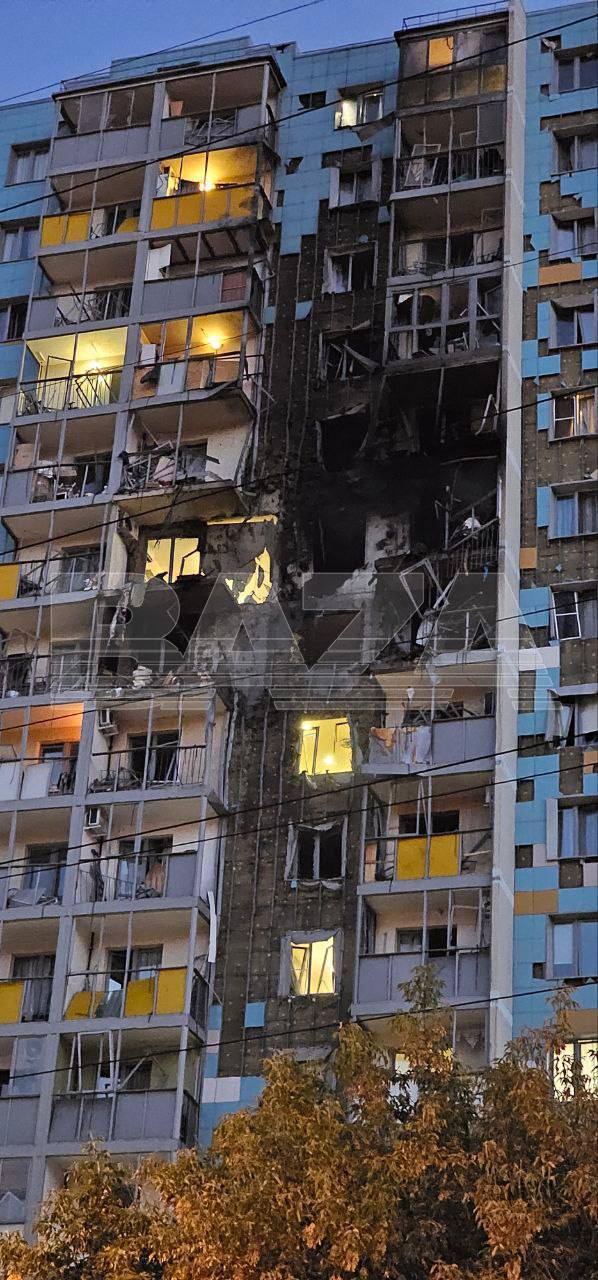 Пожар в доме на Спортивном проезде в Раменском потушен. В результате попадания беспилотника в многоэтажку повреждены около 20 квартир.    Подписывайтесь, это Baza