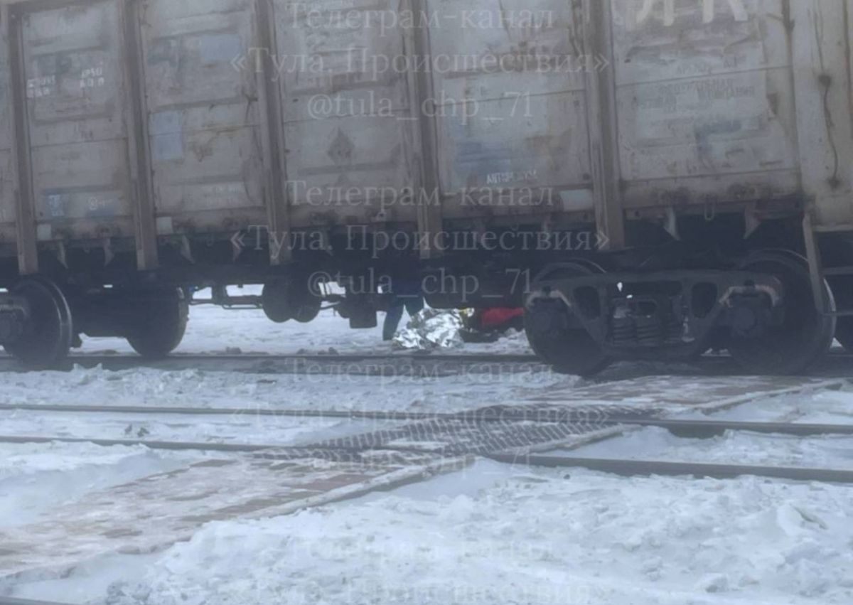 В Плавске женщина умерла под колесами поезда   newstula ru fn 1798725 html Изначально как говорят очевидцы женщина поскользнулась и ее сбил грузовой поезд первое время женщина была в сознании а после сказали вызывать ритуальную службу умерла написали авторы фото   Прислать новость Подписаться   Мы в MAX