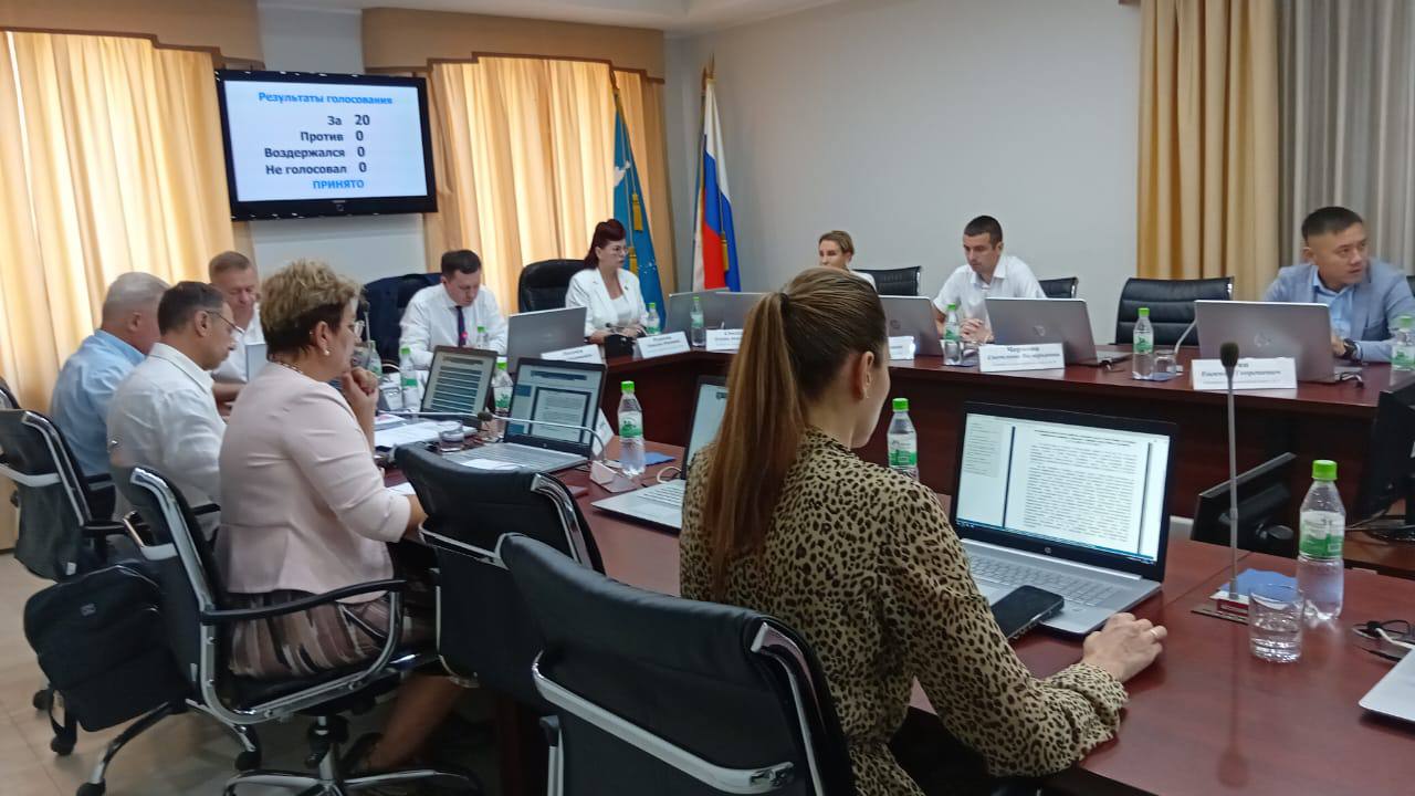 Бюджет Южно-Сахалинска вырос больше чем на 3 миллиарда рублей. И часть этих денег отправят на образование. В школах и детских садах проведут ремонт. Особенно там, где он крайне необходим. Часть потратят на школьное питание. Так решили депутаты Городской Думы на очередном заседании. За поправки к закону проголосовали единогласно.