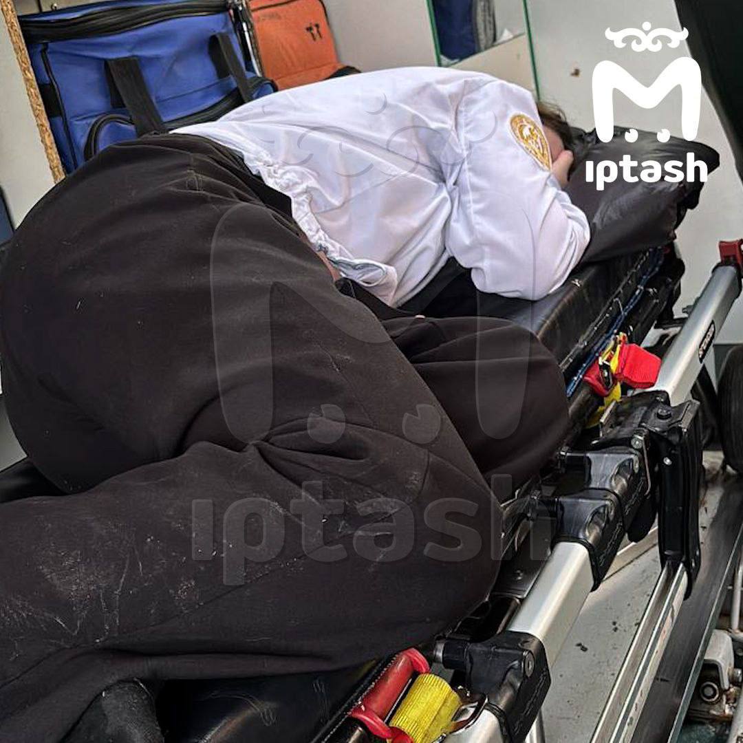 Подросток избила одногруппницу в колледже при ВГУЮ Со слов родственника одной из учащихся конфликт начался между бывшими подругами 16 и 17 лет Старшая подошла к младшей в колледже и начала обвинять её в том что та много сплетничает и из за этого никто из одногрупников не хочет с ней общаться Девушка с этим не согласилась Ссора продолжилась на улице где одногруппница повалила пострадавшую на землю и пинала в живот пока её не оттащили зрители Пострадавшую отвезли в ДРКБ у неё ушиб брюшной полости головные боли хромота и сложно сидеть Делом занимаются ПДН об обидчице известно что с учёбой у неё и так проблемы часто пропускает Подписаться КазанДА