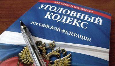 Полицейские задержали подозреваемого в краже денег с банковской карты  В полицию обратилась девушка с заявлением о том, что с ее банковской карты было похищено более 21 000 рублей.   ‍  Сотрудниками уголовного розыска в ходе проведенных оперативно-разыскных мероприятий задержан 50-летний подозреваемый в совершении преступления. Предварительно установлено, что задержанный нашел карту на улице и расплачивался в магазинах.   В отношении подозреваемого избрана мера пресечения в виде подписки о невыезде и надлежащем поведении. Он признал свою вину и уже вернул деньги потерпевшей.    Возбуждено уголовное дело по признакам преступления, предусмотренного частью 3 статьи 158 УК РФ. Максимальная санкция инкриминируемой статьи предусматривает лишение свободы на срок до шести лет.