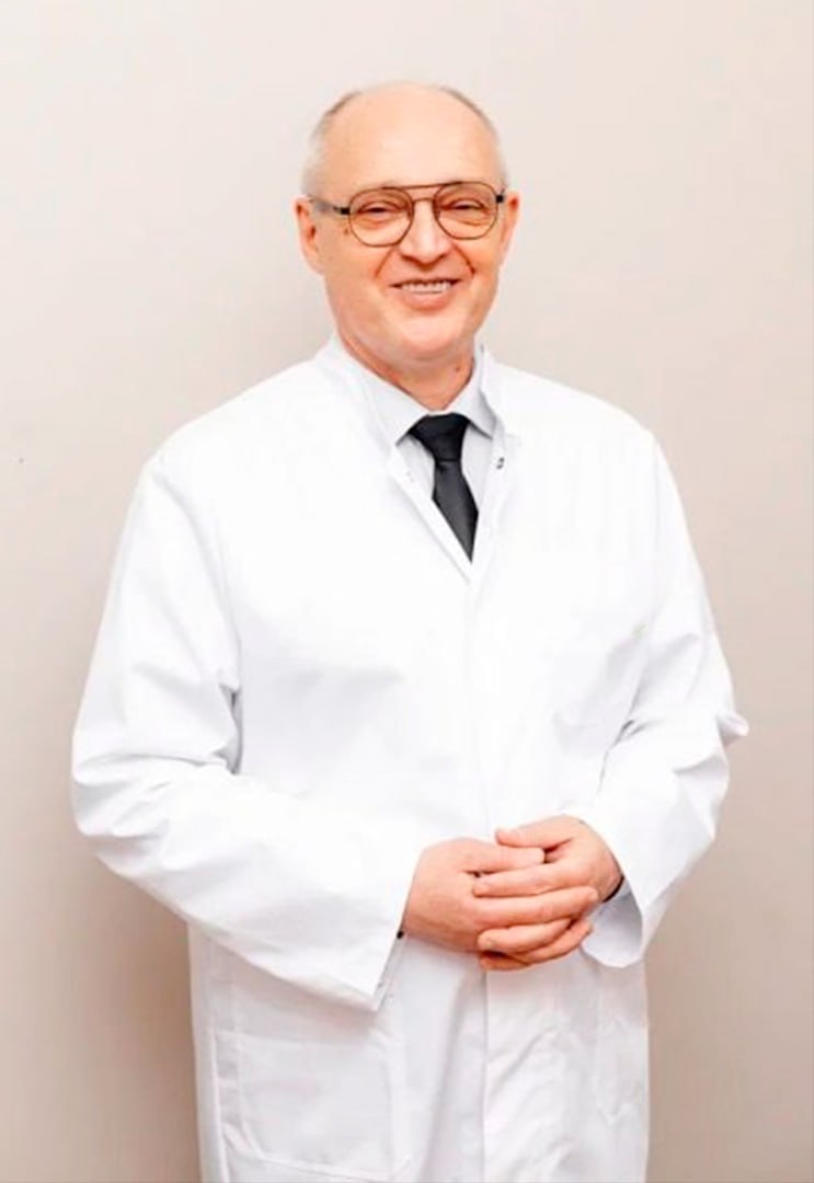 Завотделением областной больницы задержали за подпольные пластические операции Знакомьтесь это Константин Лакатош По версии следствия в 2025 м году он собрал бригаду врачей чтобы провести пластическую операцию жительнице Курской области Ценник выставил солидный 300 тысяч рублей В ближайшее время хирургу предъявят обвинение Большой воронежский Подписаться И на всякий в Maх