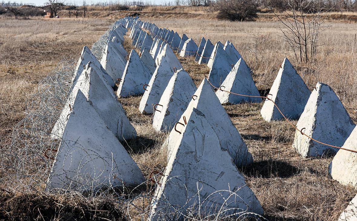 В Курской области возбуждено уголовное дело о мошенничестве при изготовлении бетонных пирамид    По подозрению в преступлении проходят должностные лица АО «Корпорация развития Курской области» и две коммерческие организации.     Следствие установило, что поставленные треугольные конструкции не соответствовали заявленным требованиям по прочности бетона, которая оказалась в два раза ниже необходимой.     Ущерб оценивается более чем в 156 миллионов рублей.     Проводятся следственные действия для установления всех обстоятельств дела.     «Вести.Курск». Только проверенная информация.