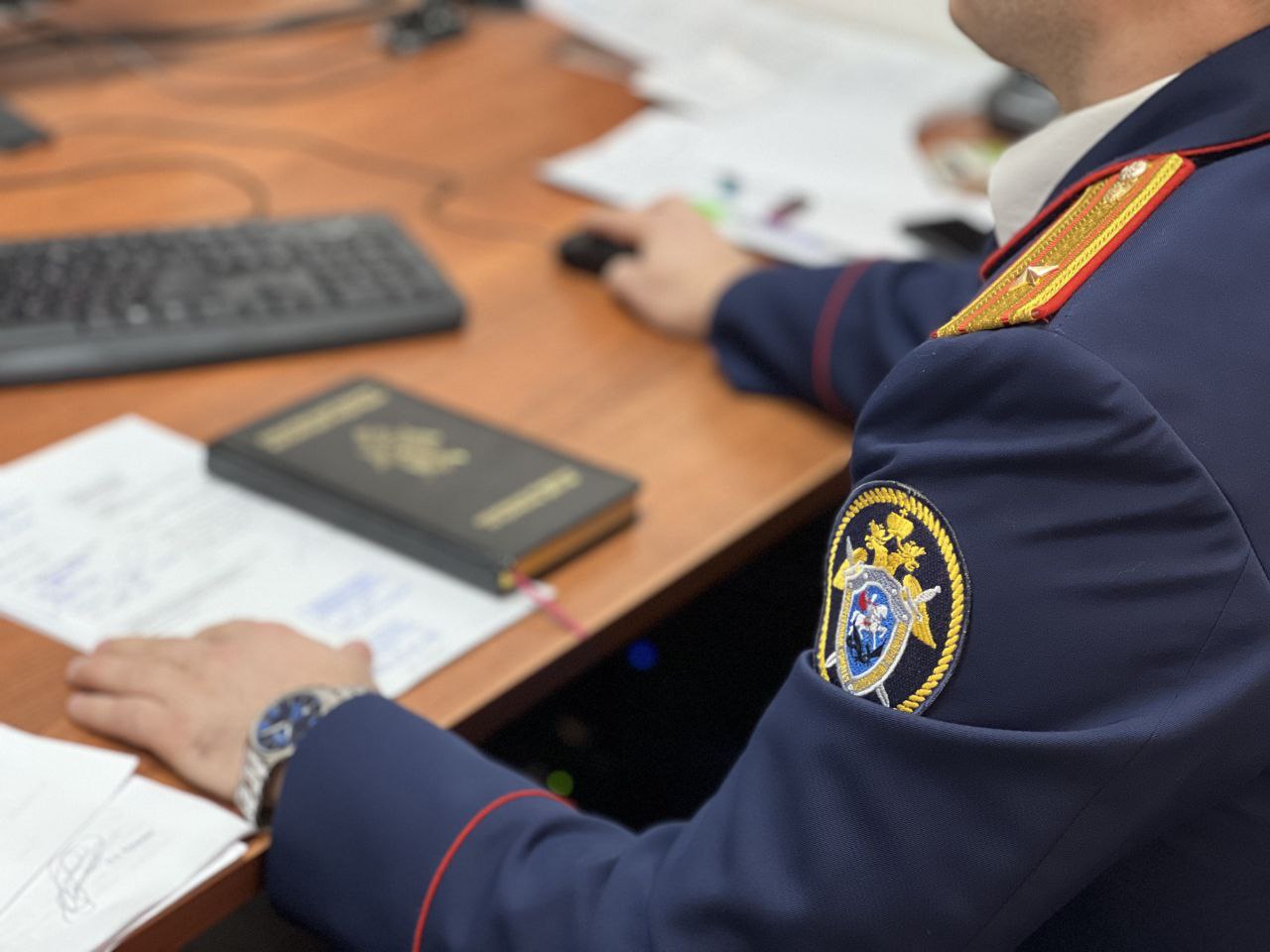 Следователи возбудили уголовное дело по факту гибели ребенка при падении футбольных ворот Кизлярским межрайонным следственным отделом СУ СК РФ по Республике Дагестан возбуждено уголовное дело по ч. 2 ст. 293 УК РФ халатность, повлекшая по неосторожности смерть человека . По данным следствия, 6 июля 2025 года, на стадионе в селе Терекли-Мектеб Ногайского района на ребенка 2019 года рождения упали футбольные ворота, в результате чего ребенок погиб. Проводится комплекс следственных действий, направленных на установление всех обстоятельств произошедшего и виновных лиц.
