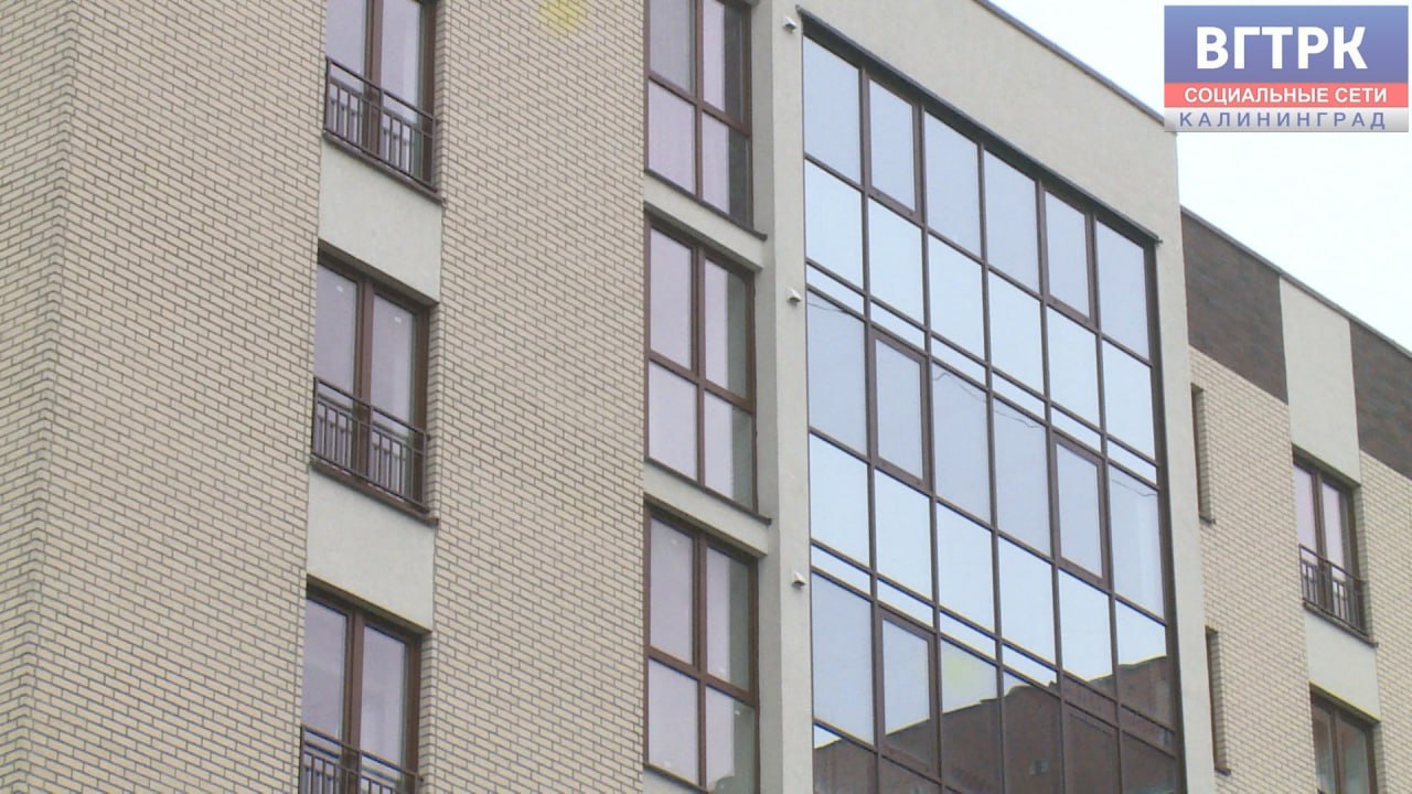 В Калининграде на улице Левитана в открытом окне третьего этажа находился четырехлетний ребёнок Бдительные соседи вскрыли замок квартиры до прибытия пожарного расчета и спасли ребенка Его состояние оценивается как удовлетворительное Источник ГУ МЧС России по Калининградской области