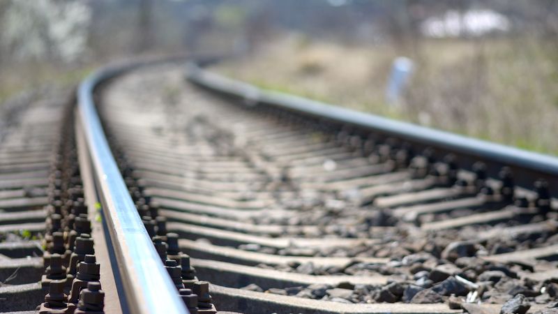 Мировой экспорт угля снизился на 5 в 2025 году Мировой экспорт энергетического угля в текущем году сократится впервые с 2020 года в основном из за замедления спроса на азиатских рынках Об этом свидетельствуют данные Kpler согласно которым мировой экспорт энергетического угля за год ожидается на уровне около 945 млн тонн Это на 50 млн тонн 5 меньше чем в 2024 году Для сравнения в 2024 году наблюдалось увеличение экспорта энергетического угля на 4 5 млн тонн а в 2023 м на 65 2 млн тонн В этом году на Азию в целом пришлось 89 всего экспорта энергетического угля или 841 млн тонн Это на 60 млн тонн меньше чем в 2024 году Крупнейшим импортером стал Китай закупивший 305 млн тонн за ним следует Индия которая в этом году импортировала 157 млн тонн энергетического угля Тройку лидеров замыкает Япония с импортом в 100 млн тонн а далее следуют Южная Корея и Вьетнам с импортом в 76 млн тонн и 45 млн тонн соответственно Южная Корея и Вьетнам нарастили закупки угля в этом году в то время как Китай и Индия импортировали меньше чем в 2024 году В Китае снижение составило 12 или около 43 млн тонн Что касается Индии то импорт сократился на 3 или на 4 3 млн тонн Однако в последнее время Китай и Индия увеличили закупки энергетического угля в преддверие зимнего пика спроса Подписаться на ИнфоТЭК