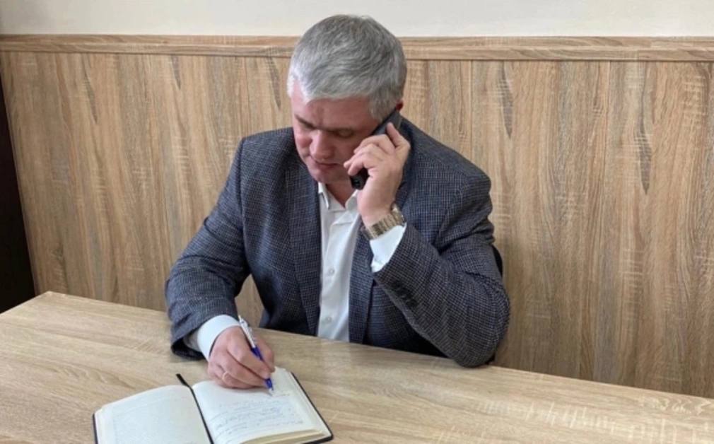 С экс главы Давлеканово Вячеслава Гапоненко взыскали 89 млн Верховный суд Башкирии удовлетворил апелляционное представление прокуратуры и взыскал с экс главы Давлеканово Вячеслава Гапоненко ущерб причиненный преступлением на сумму более 89 млн руб В январе прошлого года Давлекановский райсуд признал Гапоненко виновным в превышении полномочий Его приговорили к четырем годам условно с испытательным сроком на три года и на два года запретили занимать должности в органах местного самоуправления Следствие и суд установили что чиновник принял работы по строительству системы очистки воды в Давлеканово и справки об их стоимости с ложными данными о выполнении запланированного объема работ Уфимской газовой компанией Работы проводились в рамках нацпроекта Экология По подписанным главой документам администрация заплатила подрядчику почти 89 млн руб Также Гапоненко заключил с Башкирской инженерно строительной компанией контракт на строительный контроль на этом объекте но фактически его не проводили этот подрядчик получил более 500 тыс руб РБК УФА