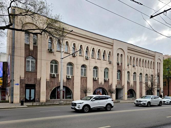 Ростовскую филармонию не признали объектом культурного наследия Ростовскую филармонию не признали объектом культурного наследия ОКН Такое решение приняли сегодня 13 октября на заседании рабочей группы по установлению историко культурной ценности объектов Были проведены натурные обследования исследованы книги и статьи об истории Ростова публикации дореволюционных газет справочные издания Оценки недвижимых имуществ г Ростова на Дону с 1894 по 1916 гг цитирует пресс служба правительства слова председателя комитета ОКН РО Ирины Коробовой Отмечается что с 28 августа в Ростовской филармонии был приостановлен капитальный ремонт из за предписания комитета На основании решения об отказе во включении филармонии в перечень выявленных ОКН ремонтные работы будут возобновлены говорится в публикации Ранее проект капремонта филармонии вызвал скандал в донской столице Здание планировали обшить вентфасадом уничтожив его внешние очертания Кроме того под угрозой практически всё внутреннее убранство с уникальными материалами и архитектурными решениями Подпишись на 1Rnd Написать в редакцию