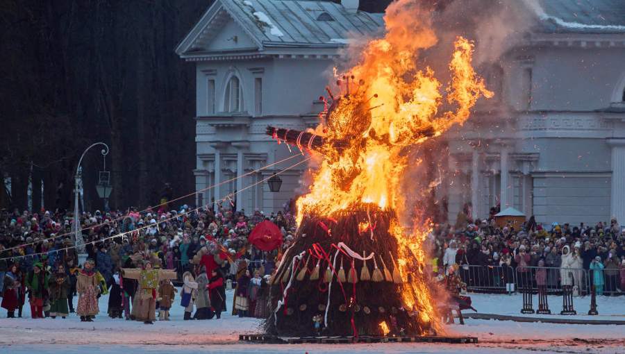 В РПЦ разрешили праздновать Масленицу но умеренно Московский священник и историк иерей Андрей Постернак заявил ранее порталу Life что съесть несколько блинов в среду и пятницу на этой неделе можно но языческие масленичные гуляния это уже полное безобразие и вещь совершенно недопустимая Замглавы отдела по взаимоотношениям РПЦ с обществом Вахтанг Кипшидзе ответил изданию Подъём что речи о запрете Масленицы не идёт но объедаться и пьянствовать при этом не стоит Во всём нужна умеренность Если Масленица превращается в повод наносить вред своему здоровью объедением или пьянством то христианского в этом ничего нет Если же мы пользуемся возможностью вкушать скоромную пищу приглашать гостей разделяя эту радость то в этом ничего плохого нет Кипшидзе отметил что в современном обществе в празднование Масленицы не вкладывается какого то квазирелигиозного смысла и посочувствовал тем кто видит сакральность в поедании блинов и сжигании чучела Вероятно они пытаются возвратиться в дохристианские времена Во всех остальных случаях мы никаких угроз не видим В российских регионах на этой неделе отмечают Масленицу так например в Липецкой области решили сжечь на праздник демоническую версию куклы Лабубу Подписывайтесь на Подъём Паблик Подъёма в ВК
