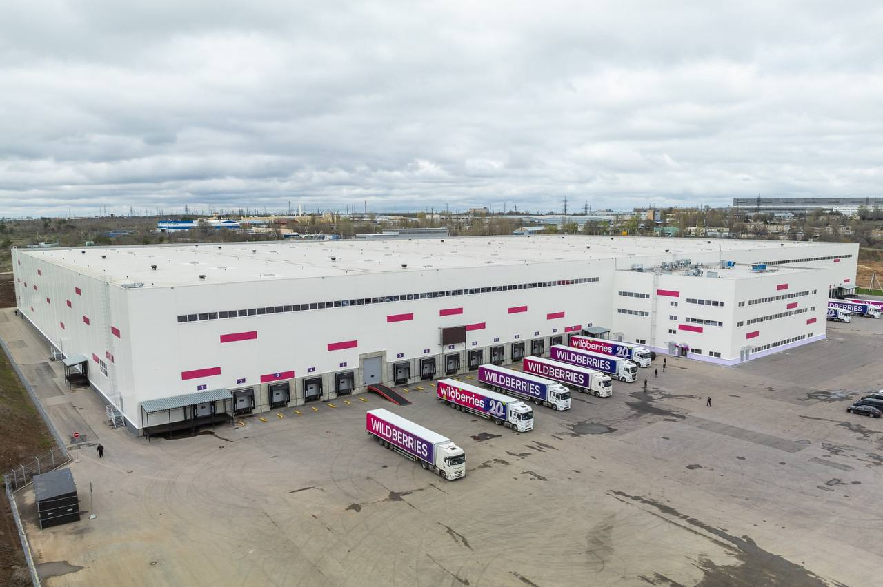 Вайлдберриз построит в Архангельске гигантский логистический центр по инвестпроекту Компания РВБ Объединённая компания Wildberries Russ в статусе резидента Арктической зоны Российской Федерации АЗРФ реализует инвестиционный проект по строительству сортировочного центра в Архангельской области площадью около 50 тысяч м² Создание сортировочного центра в Архангельске упростит логистические цепочки и улучшит качество жизни на Севере Для жителей Архангельской области это означает сокращение сроков ожидания заказов возможность получать более широкий ассортимент товаров в кратчайшие сроки рассказала директор департамента сопровождения реализации инвестиционных проектов АЗРФ КРДВ Анастасия Жук По словам генерального директора Агентства регионального развития Екатерины Сташкевич режим резидентства АЗРФ за пять лет доказал свою эффективность инвесторы выбирают для реализации своих проектов Архангельскую область Агентство регионального развития ведет системную работу с крупными федеральными компаниями привлекая их в наш регион Под строительство логистического центра компанией РВБ уже подобран земельный участок в Архангельске отметила Сташкевич Напомним в сентябре 2025 года основатель Wildberries глава РВБ Татьяна Ким и губернатор Архангельской области Александр Цыбульский подписали соглашение о реализации инвестиционного проекта а также запустили Платформу роста комплексную программу поддержки предпринимателей Архангельская область стала 35 м регионом присоединившимся к проекту Фото Корпорация развития Дальнего Востока и Арктики