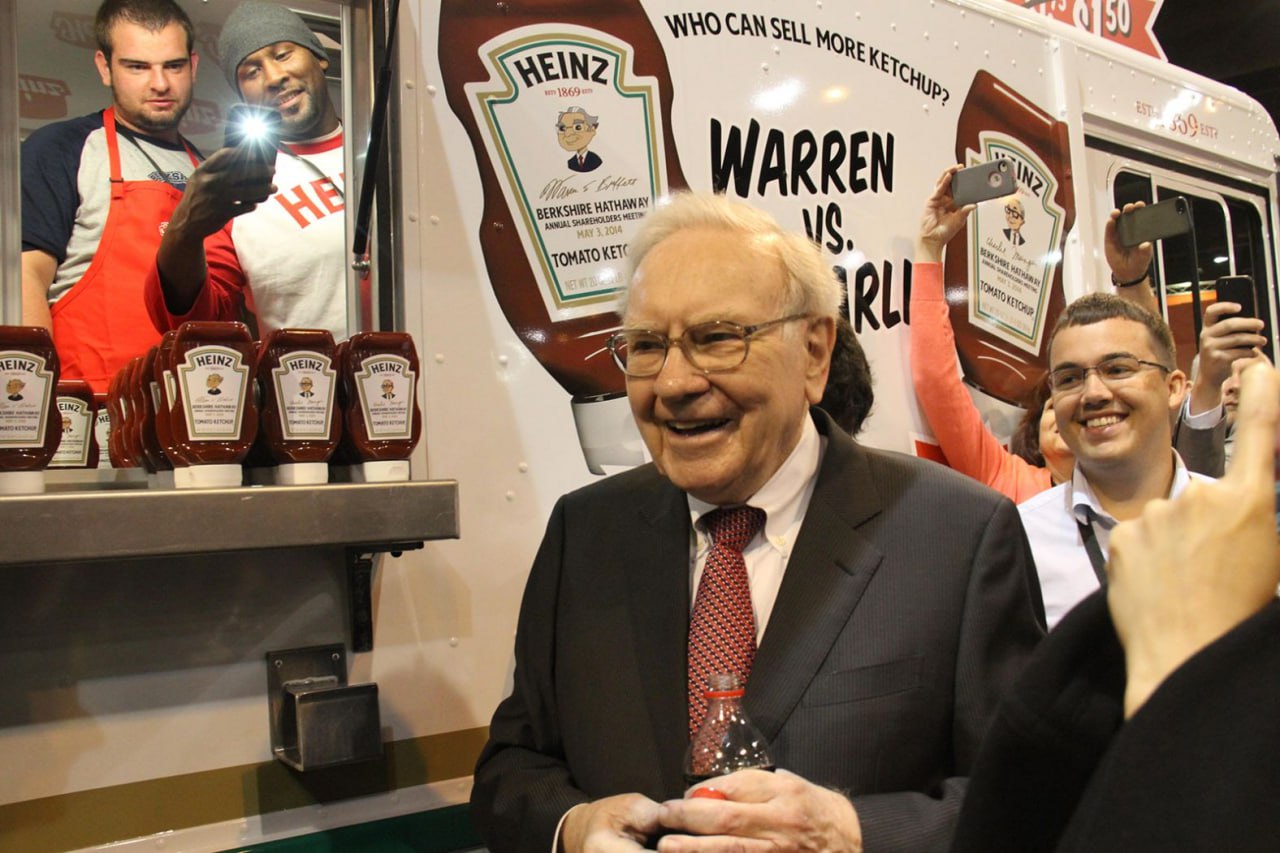 Акции Kraft Heinz рухнули на 7 после критики от Уоррена Баффета KHC Глава Berkshire Hathaway Уоррен Баффет заявил CNBC что разочарован разделением Kraft Heinz на две компании Оно приостановило масштабное слияние организованное легендарным инвестором десять лет назад Berkshire Hathaway владеет 27 5 акций Kraft Heinz и является крупнейшим акционером компании Berkshire Hathaway не трогала эти акции с момента слияния Kraft Foods и H J Heinz в 2015 году в результате которого образовался продовольственный конгломерат Kraft Heinz Баффет отметил что слияние не оказалось блестящей идеей но он не думает что разделение компании решит проблемы Kraft Heinz jkinvest news jkinvest