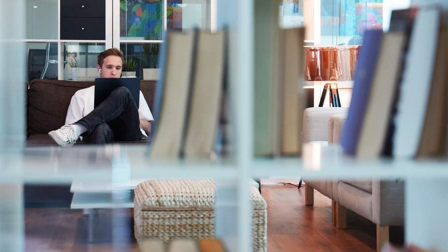 Россияне стали в 1 6 раза чаще жаловаться в Роструд из за зарплат На декабрь 2025 го россияне направили в Роструд 26 тыс обращений по вопросам оплаты труда число таких писем поданных через электронный портал выросло в 1 6 раза по сравнению с прошлым годом подсчитали Известия на основе данных службы www infoorel ru news rossiyane stali v 16 raza chashche zhalovatsya v rostrud iz za zarplat html